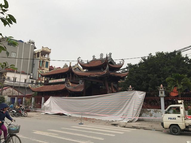 Tài xế say rượu, lái xe tông nát cổng chùa