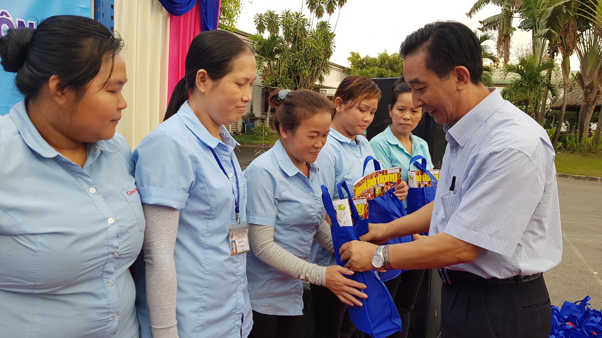 Thăm hỏi, động viên công nhân khó khăn - Ảnh 1.