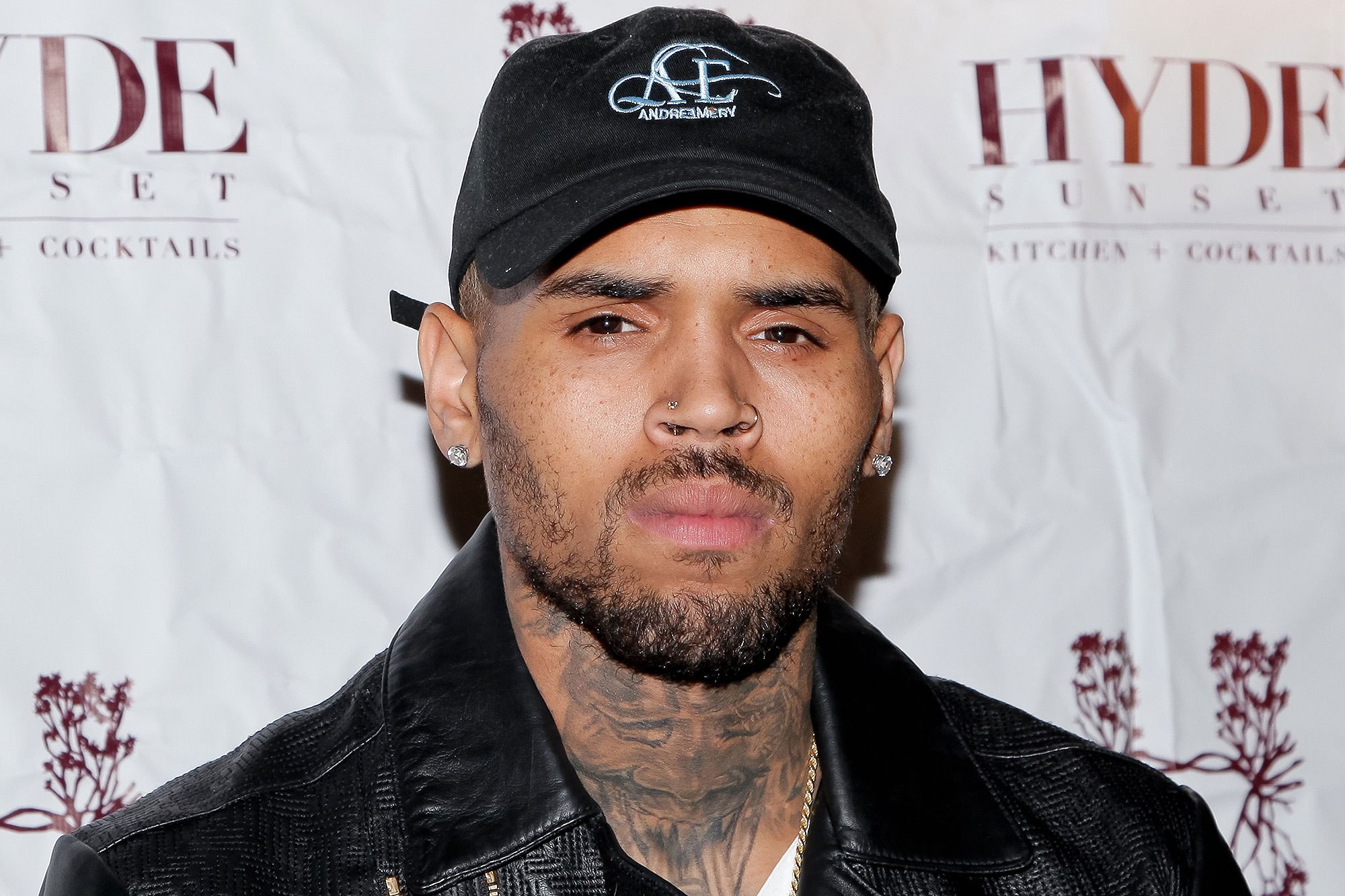 Ca sĩ Chris Brown được thả sau tố c&aacute;o hiếp d&acirc;m - Ảnh 2.