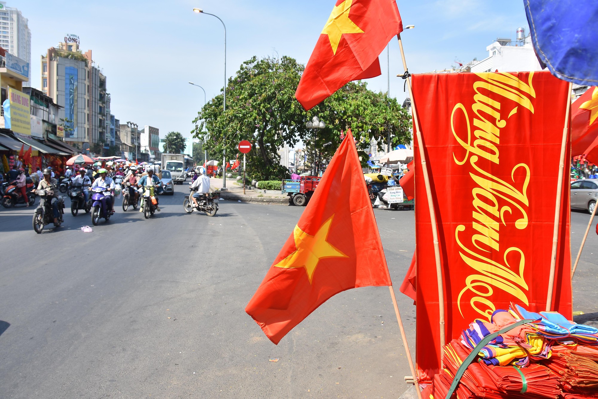 N&ocirc;n nao buổi s&aacute;ng cuối năm ở TP HCM - Ảnh 1.