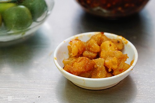 Quán mì dùng tóp mỡ để níu chân khách - Ảnh 1.
