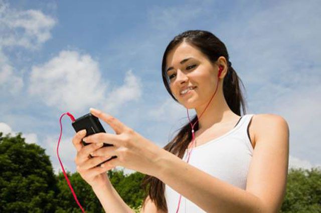 Đeo tai nghe thường xuy&ecirc;n c&oacute; thể l&agrave;m mất th&iacute;nh lực - Ảnh 1.