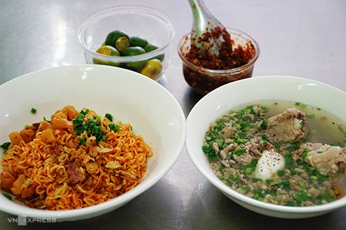 Quán mì dùng tóp mỡ để níu chân khách - Ảnh 3.