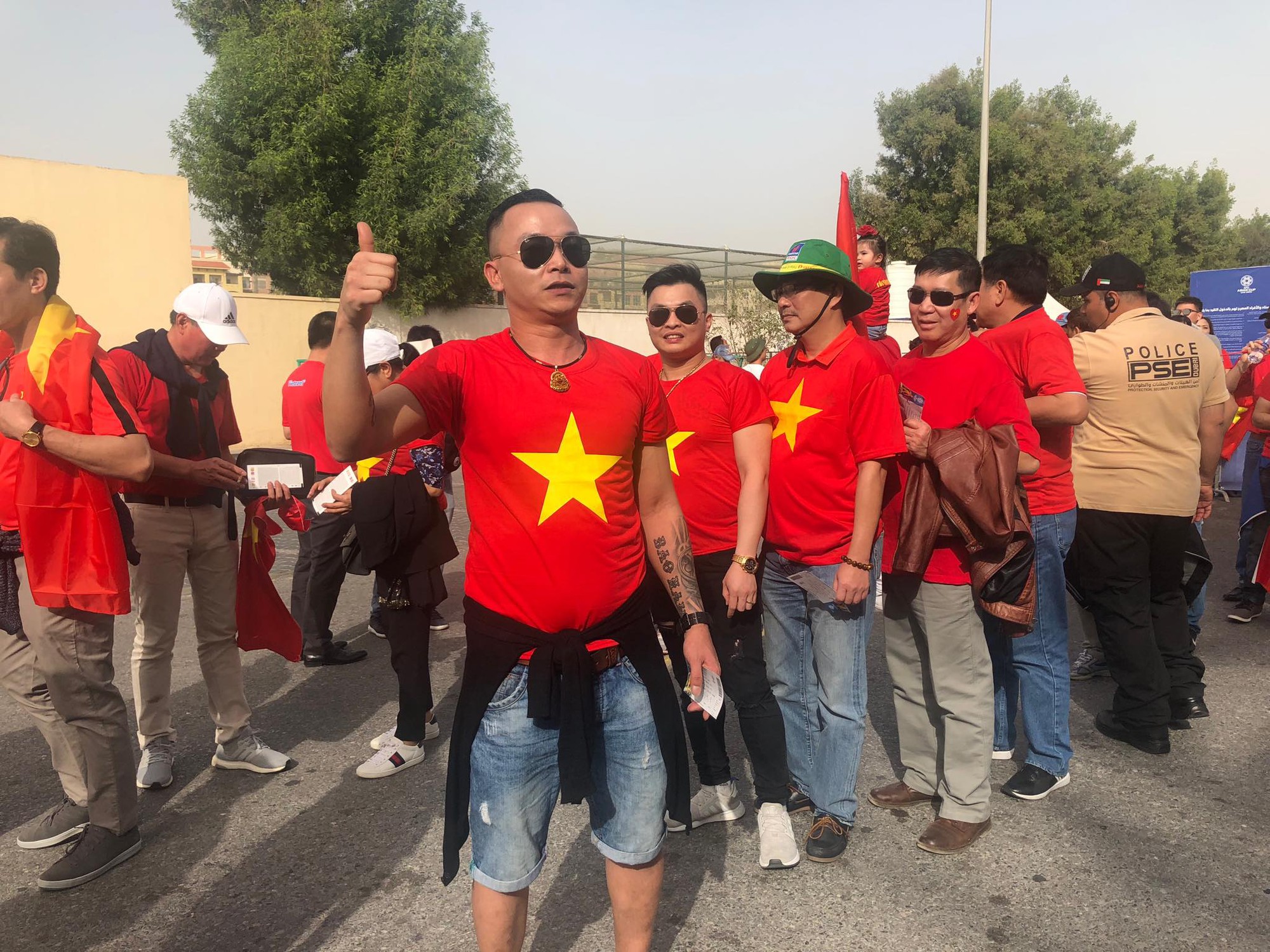 CĐV Việt Nam nhuộm đỏ s&acirc;n Rashid Al-Maktoum trước đại chiến với Nhật - Ảnh 9.