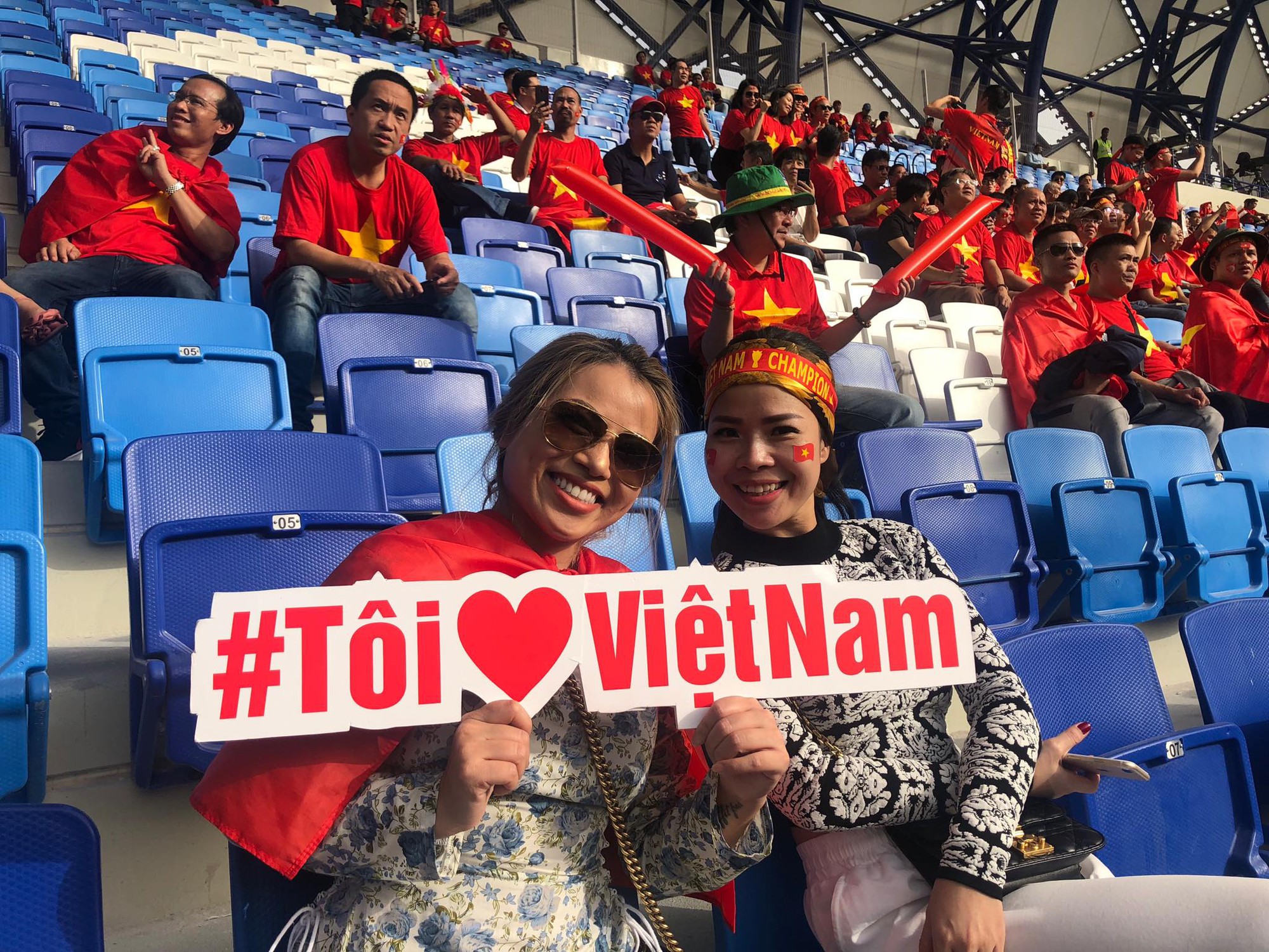 CĐV Việt Nam nhuộm đỏ s&acirc;n Rashid Al-Maktoum trước đại chiến với Nhật - Ảnh 15.
