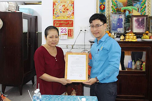 Trao mái ấm cho người lao động khó khăn - Ảnh 1.