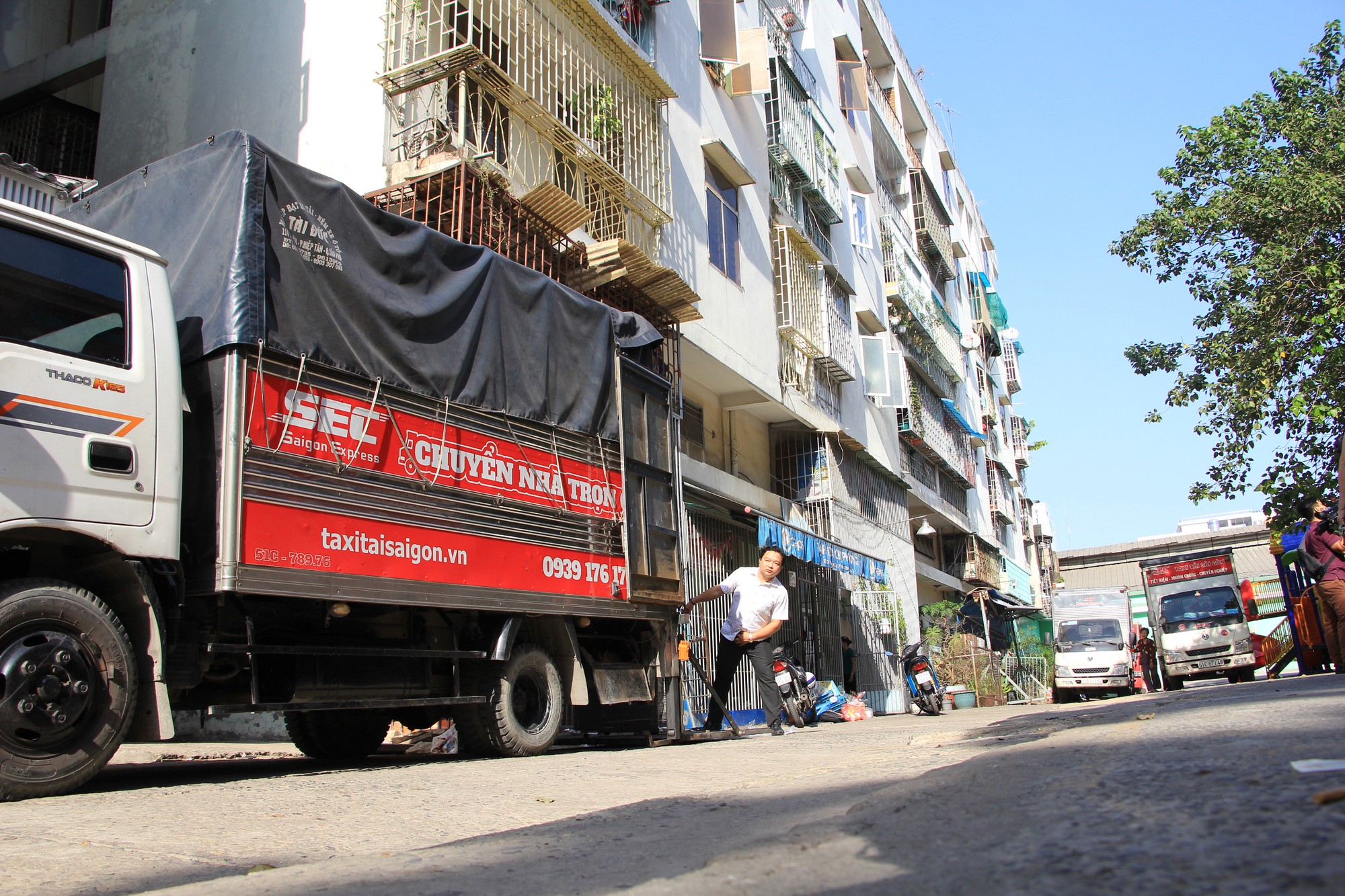 TP HCM: Tháo dỡ chung cư nghiêng ở quận 1