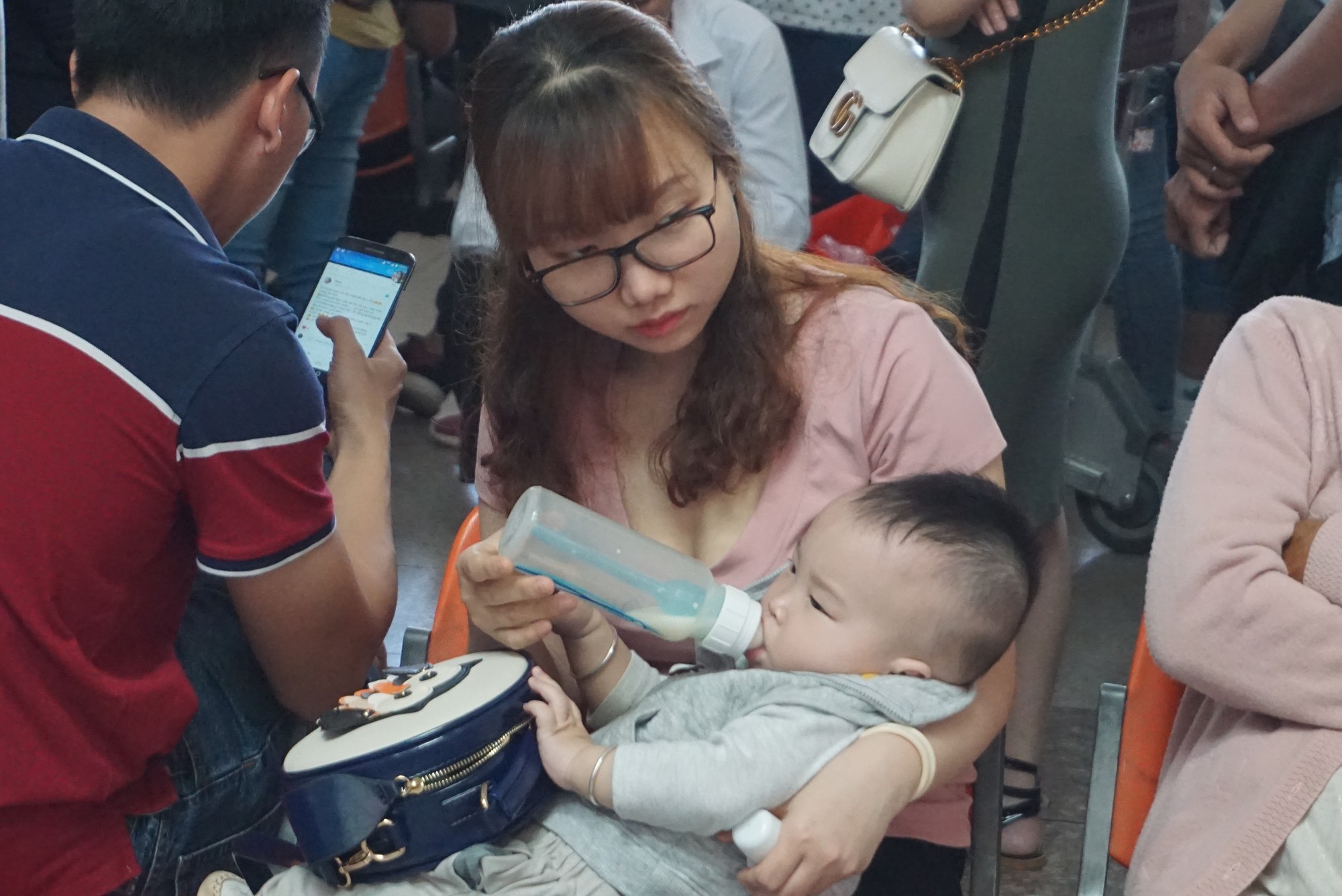 Ngàn người vật vạ ở sân bay Tân Sơn Nhất chờ đón Việt kiều - Ảnh 5.