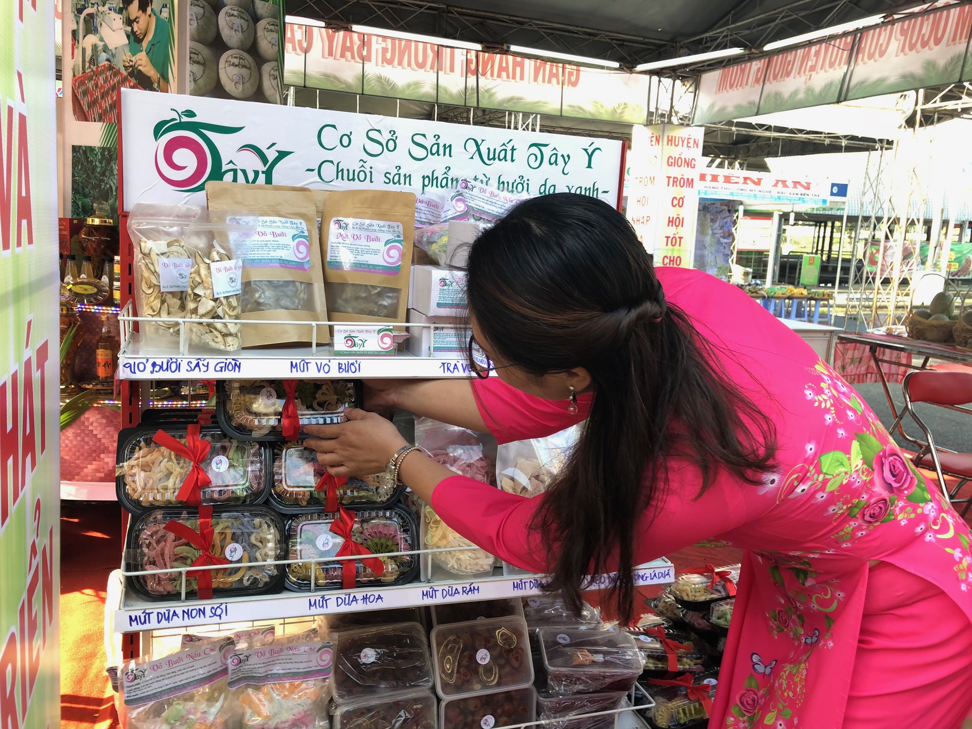 H&agrave;ng Tết từ Bến Tre đổ về, nh&igrave;n qu&aacute; đ&atilde;! - Ảnh 2.