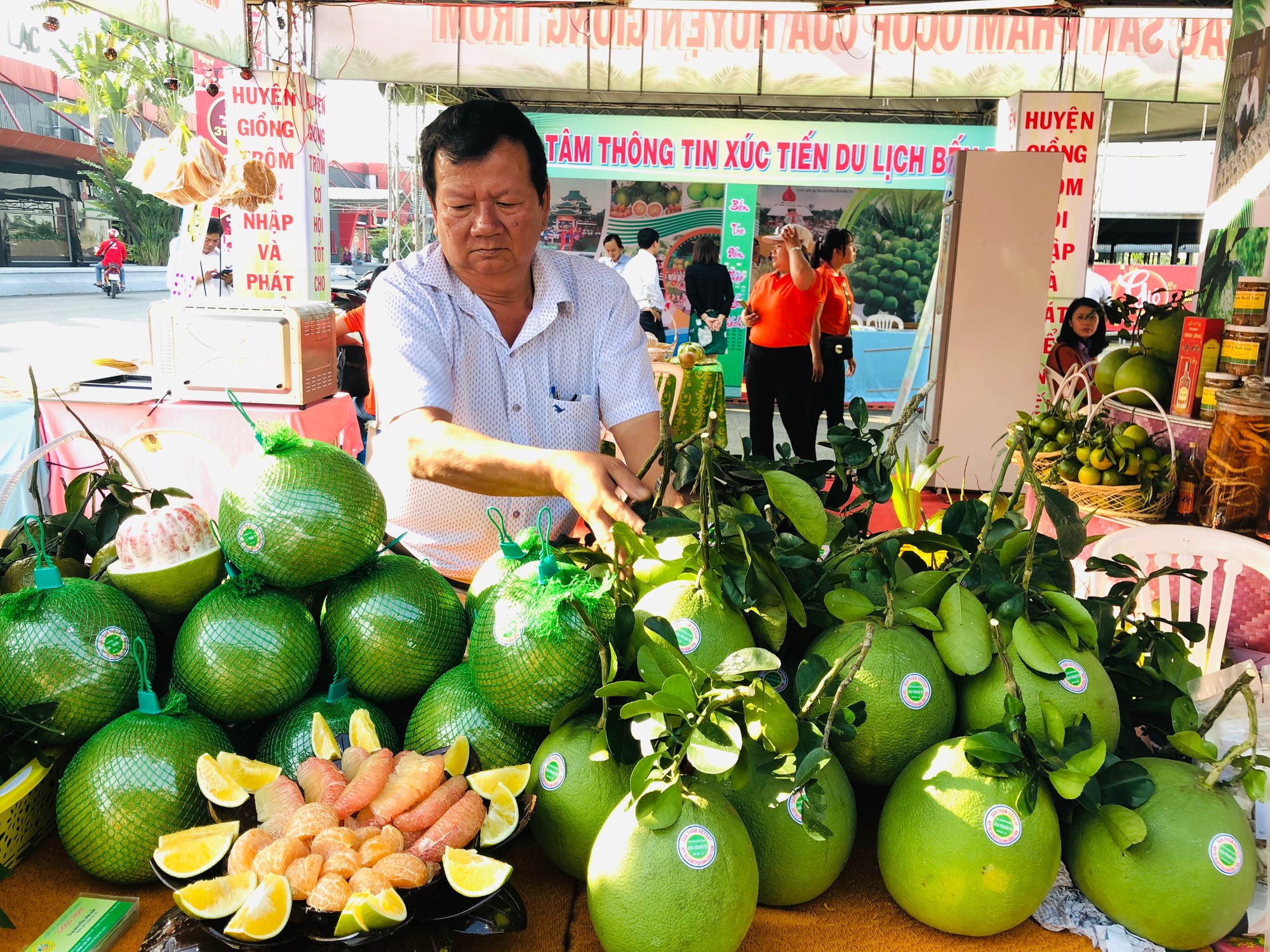 H&agrave;ng Tết từ Bến Tre đổ về, nh&igrave;n qu&aacute; đ&atilde;! - Ảnh 1.