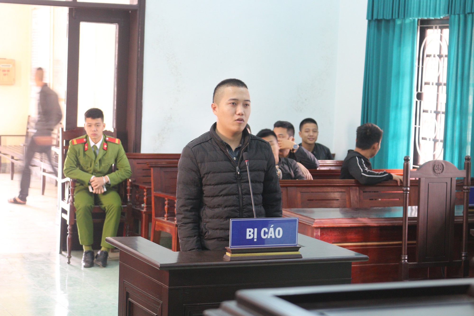 Đi đòi nợ thuê dùng súng bắn người, lĩnh 6 tháng tù