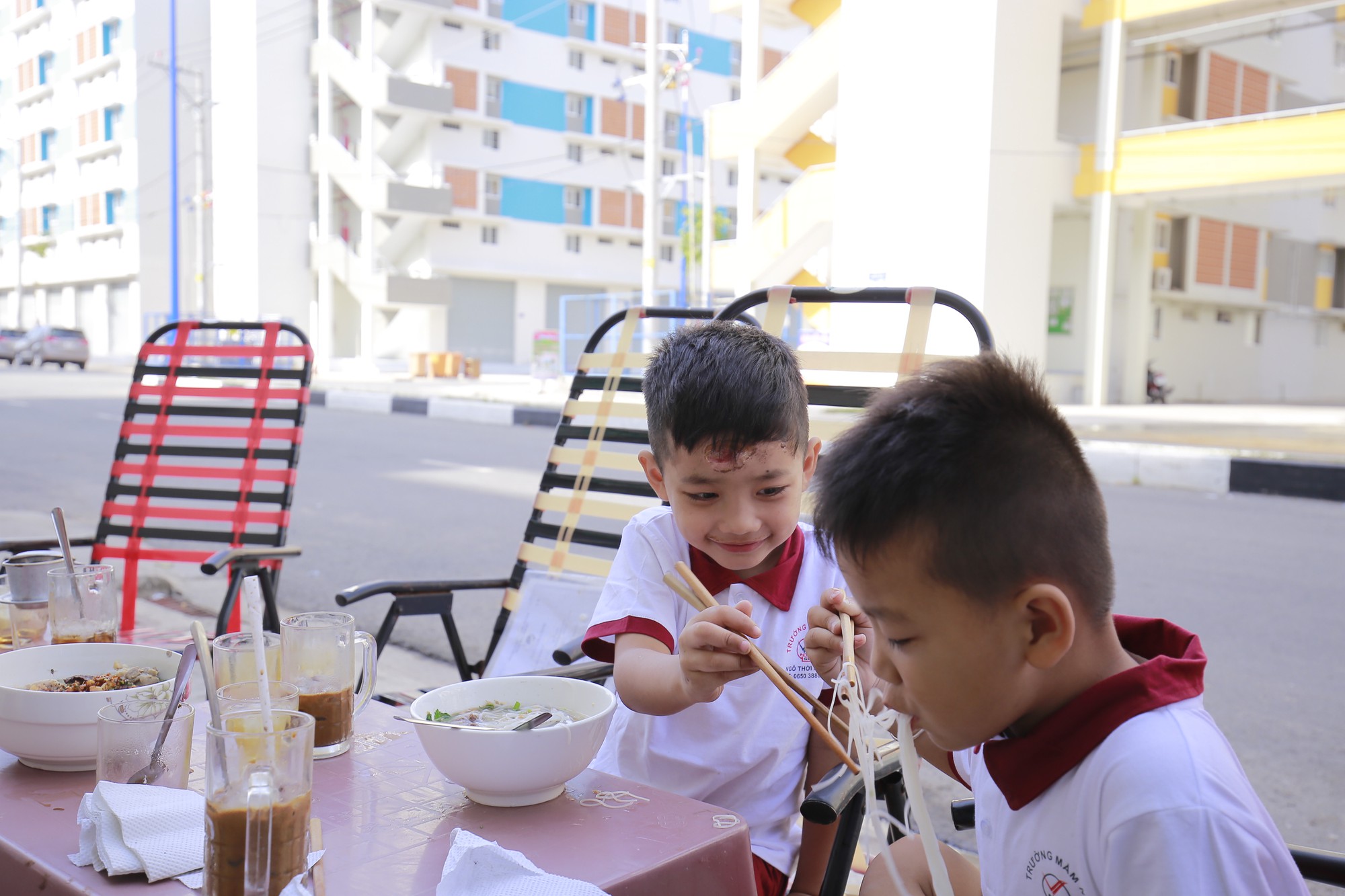 3 bé có cha mẹ chết dưới bánh container được tặng 2 căn hộ - Ảnh 28.