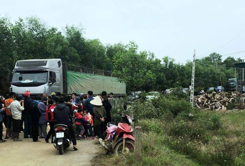 Dân vây xe tải nghi chở hóa chất độc hại vào nhà máy ngày cận Tết