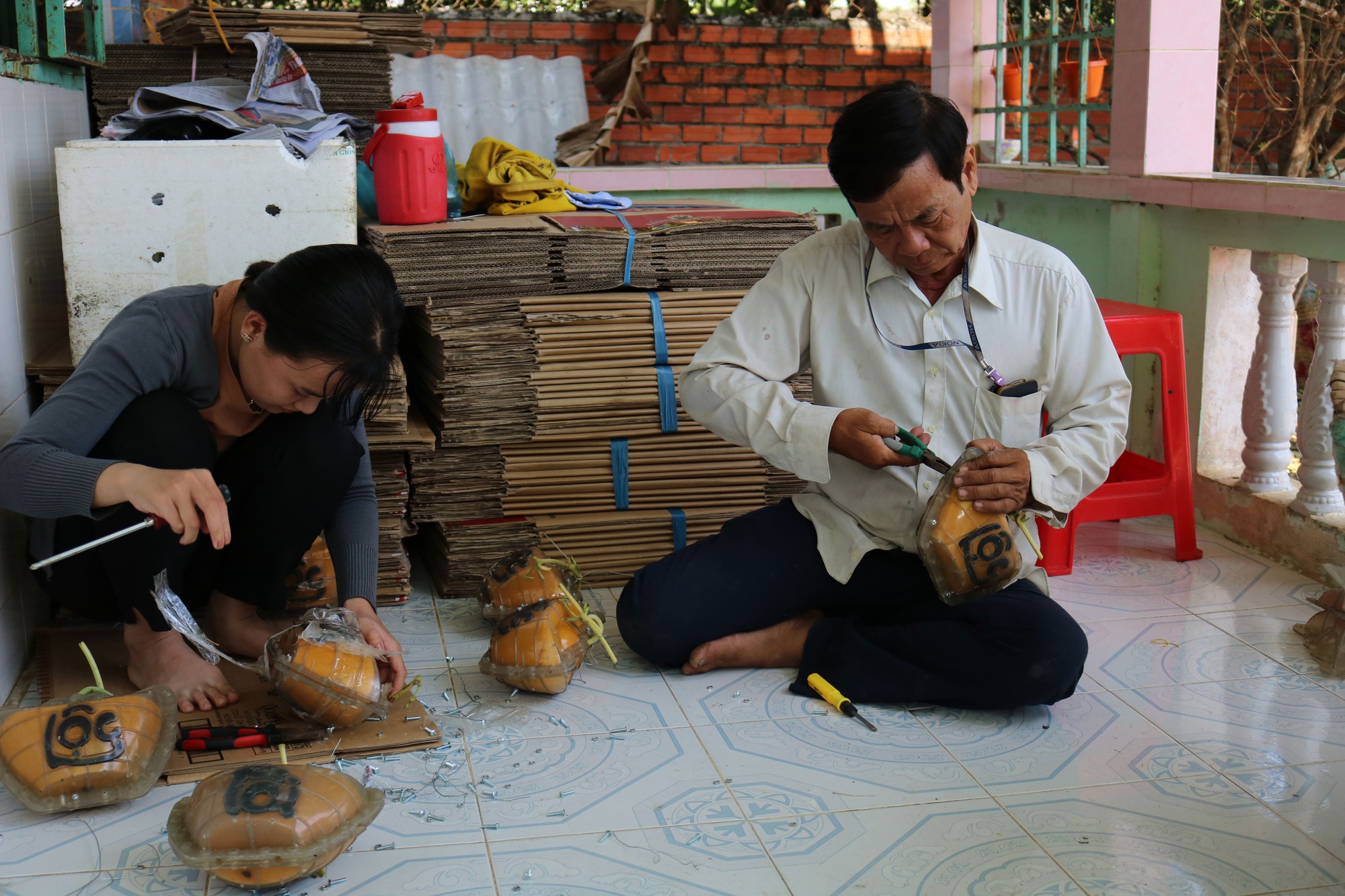 Bưởi, dưa hấu tạo h&igrave;nh ch&aacute;y h&agrave;ng - Ảnh 1.