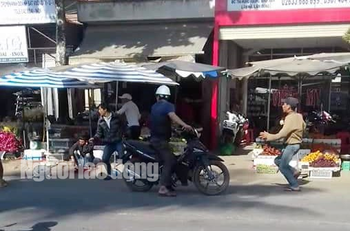 Chỉ vì chê trái cây có sâu dẫn đến đâm chém loạn xạ, 1 người chết