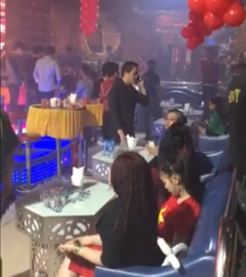 Vũ nữ m&uacute;a khi&ecirc;u d&acirc;m v&agrave; hơn trăm d&acirc;n bay chạy t&aacute;n loạn - Ảnh 3.