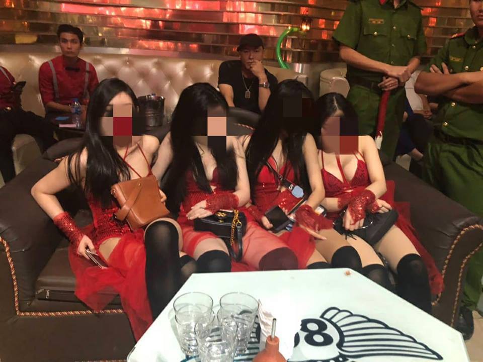 Vũ nữ m&uacute;a khi&ecirc;u d&acirc;m v&agrave; hơn trăm d&acirc;n bay chạy t&aacute;n loạn - Ảnh 2.