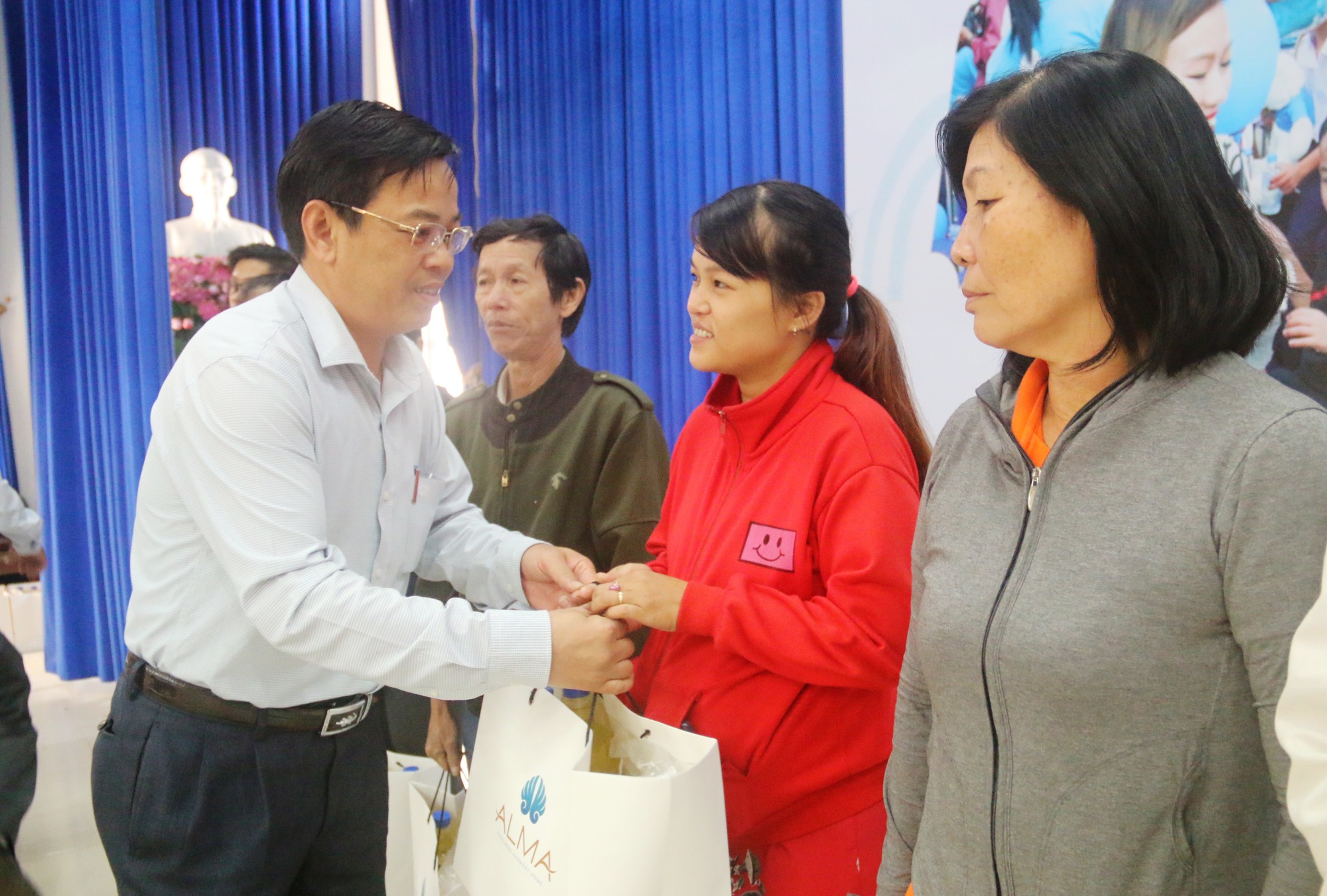 Khánh Hòa: Hàng ngàn suất quà Tết ấm lòng người lao động khó khăn - Ảnh 5.