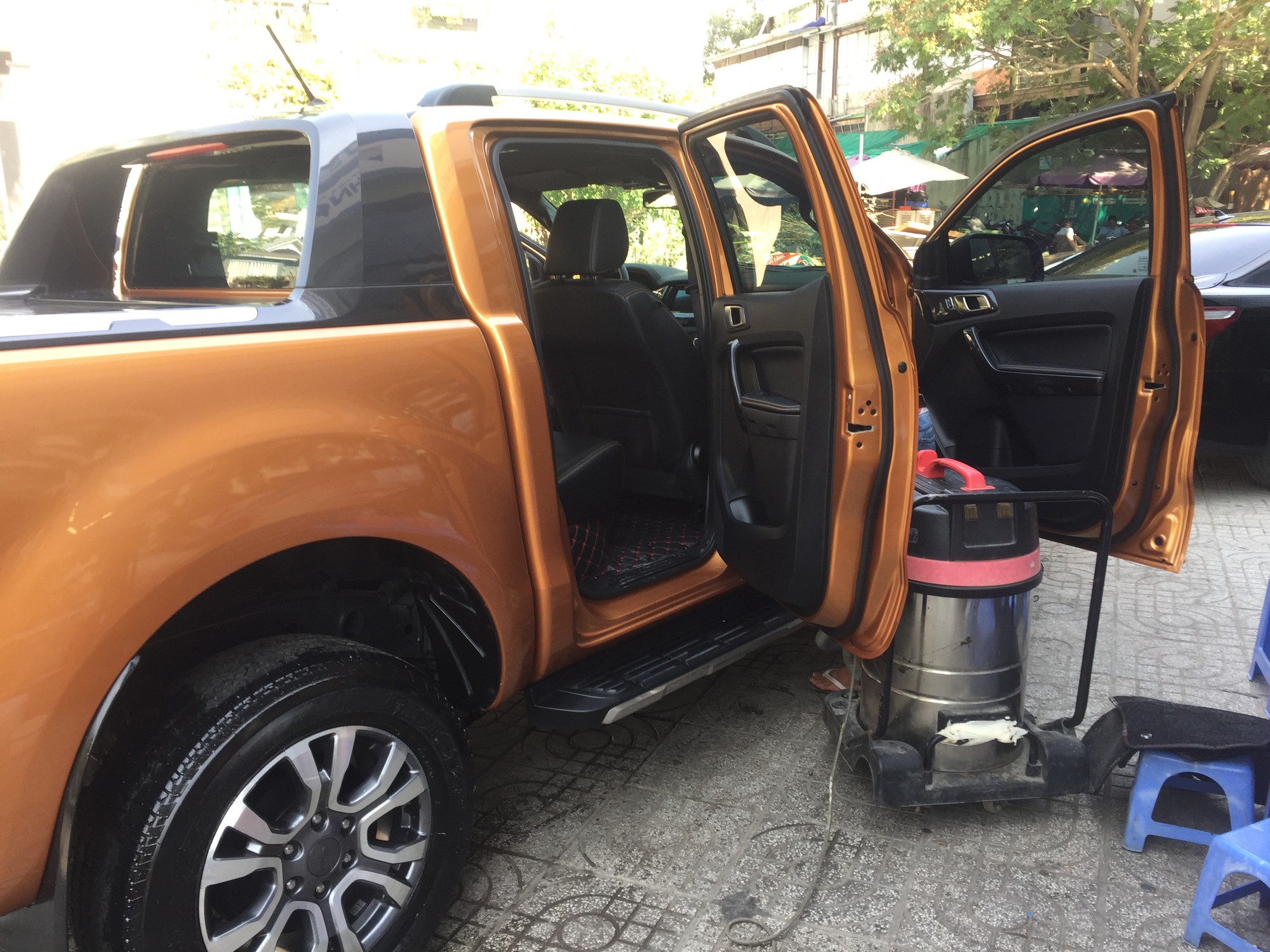 Tốn bạc triệu lại còn vất vả để làm đẹp xe ăn Tết