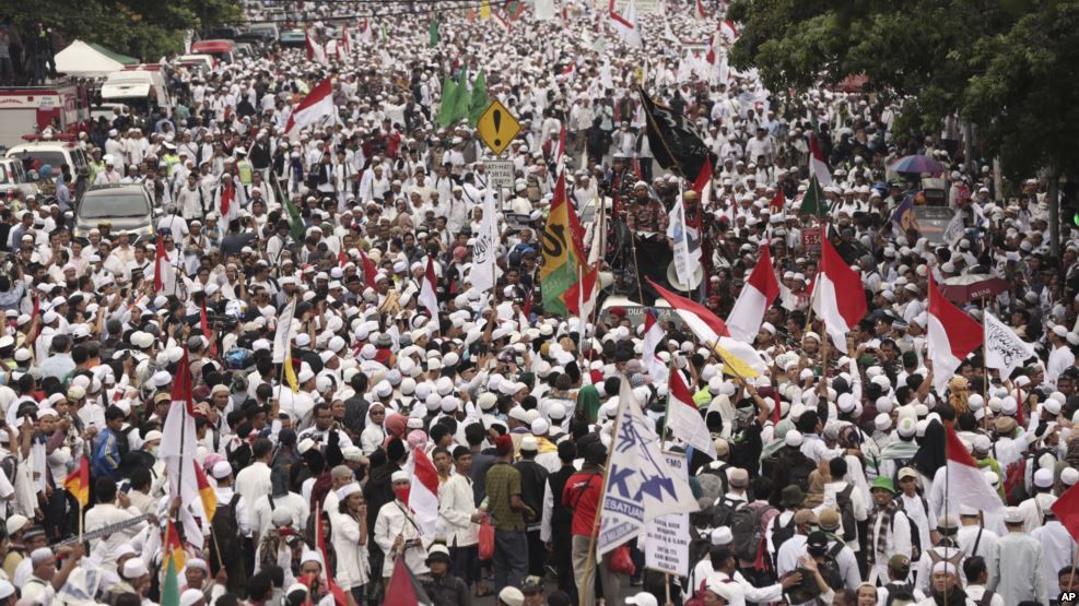 Indonesia: Vừa ra t&ugrave;, cựu thống đốc Jakarta t&aacute;i h&ocirc;n với vệ sĩ của vợ cũ?  - Ảnh 3.
