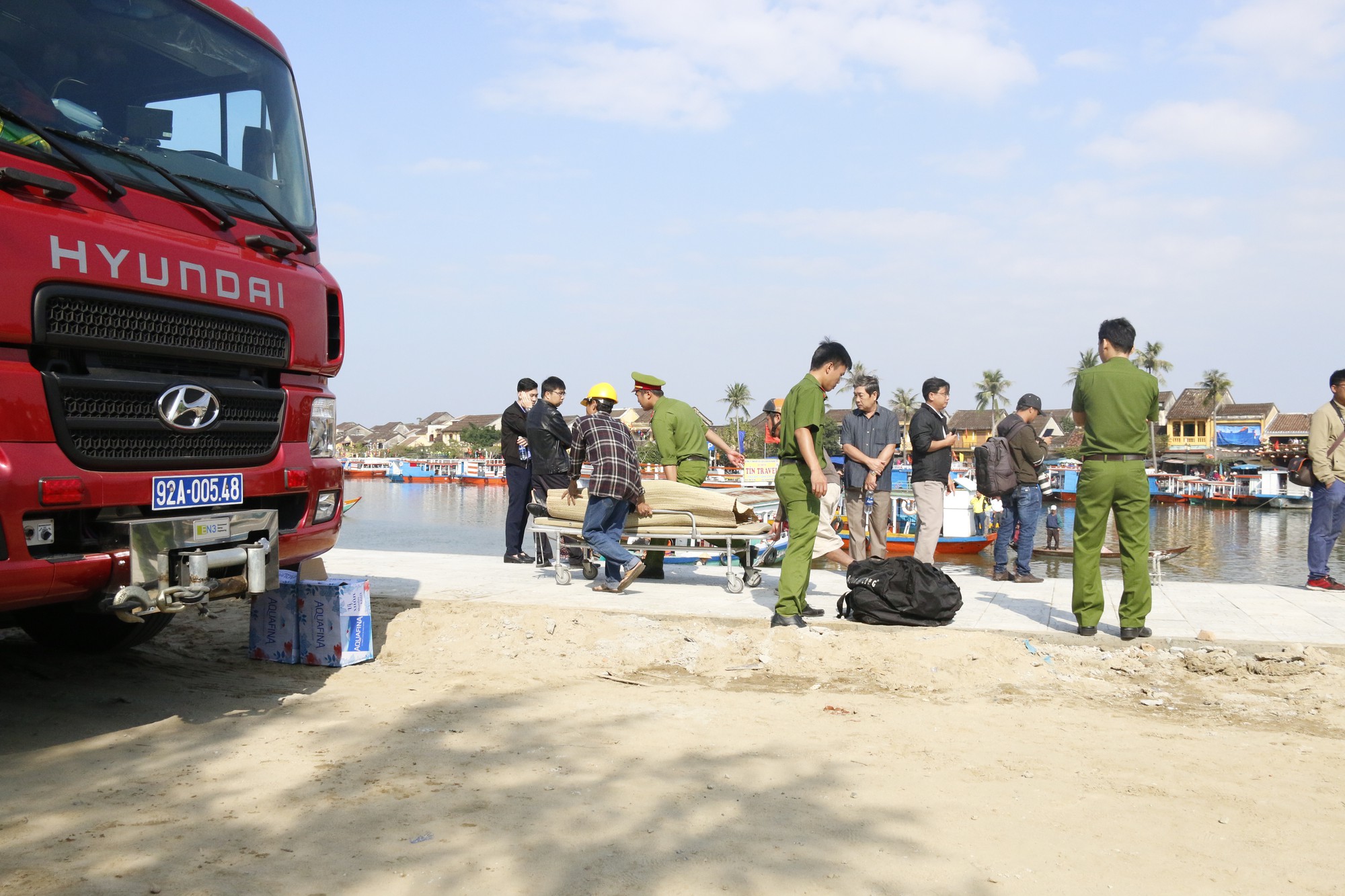 Vớt được thi thể gia đ&igrave;nh 3 người lao xe xuống s&ocirc;ng Ho&agrave;i - Ảnh 5.