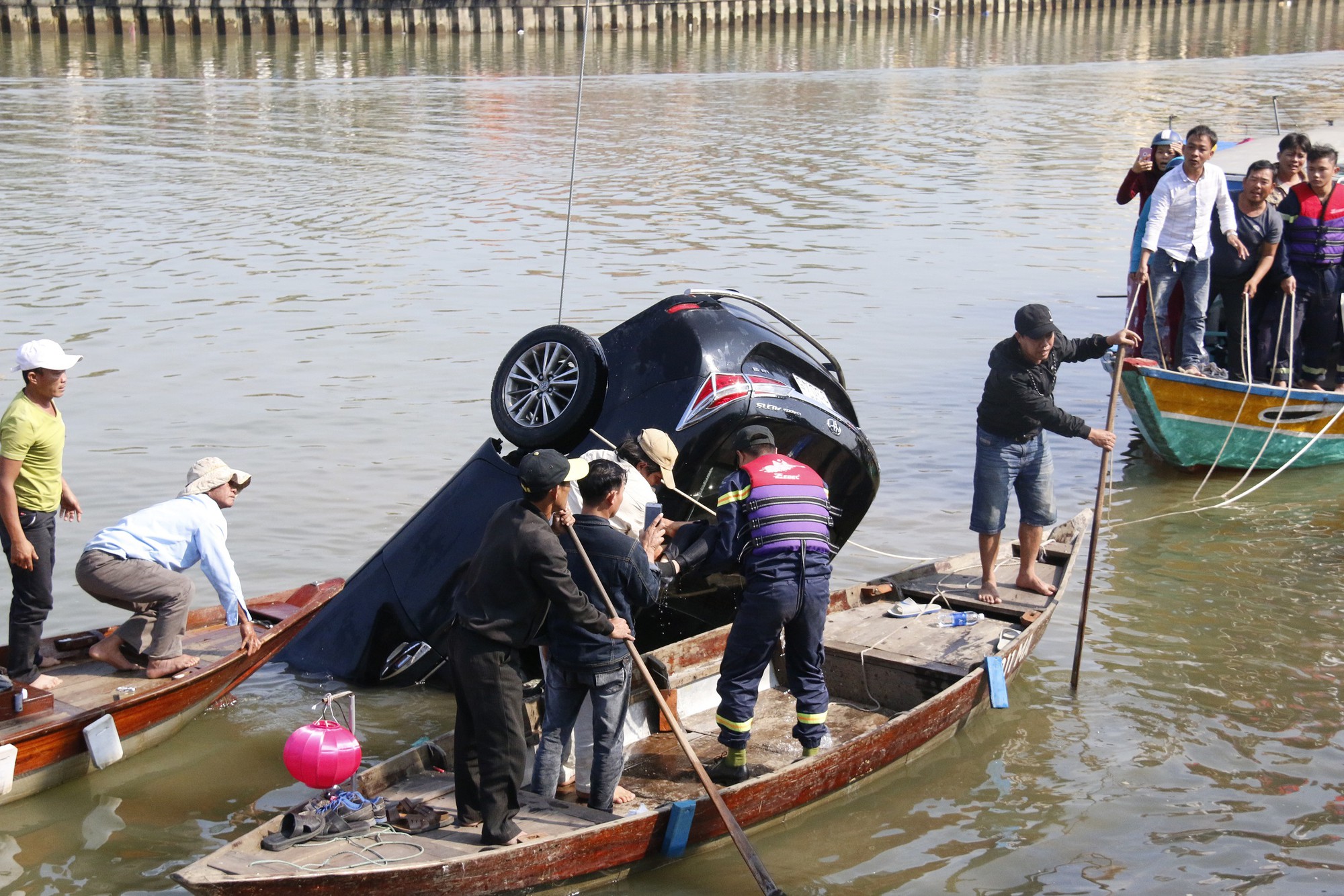 Vớt được thi thể gia đình 3 người lao xe xuống sông Hoài