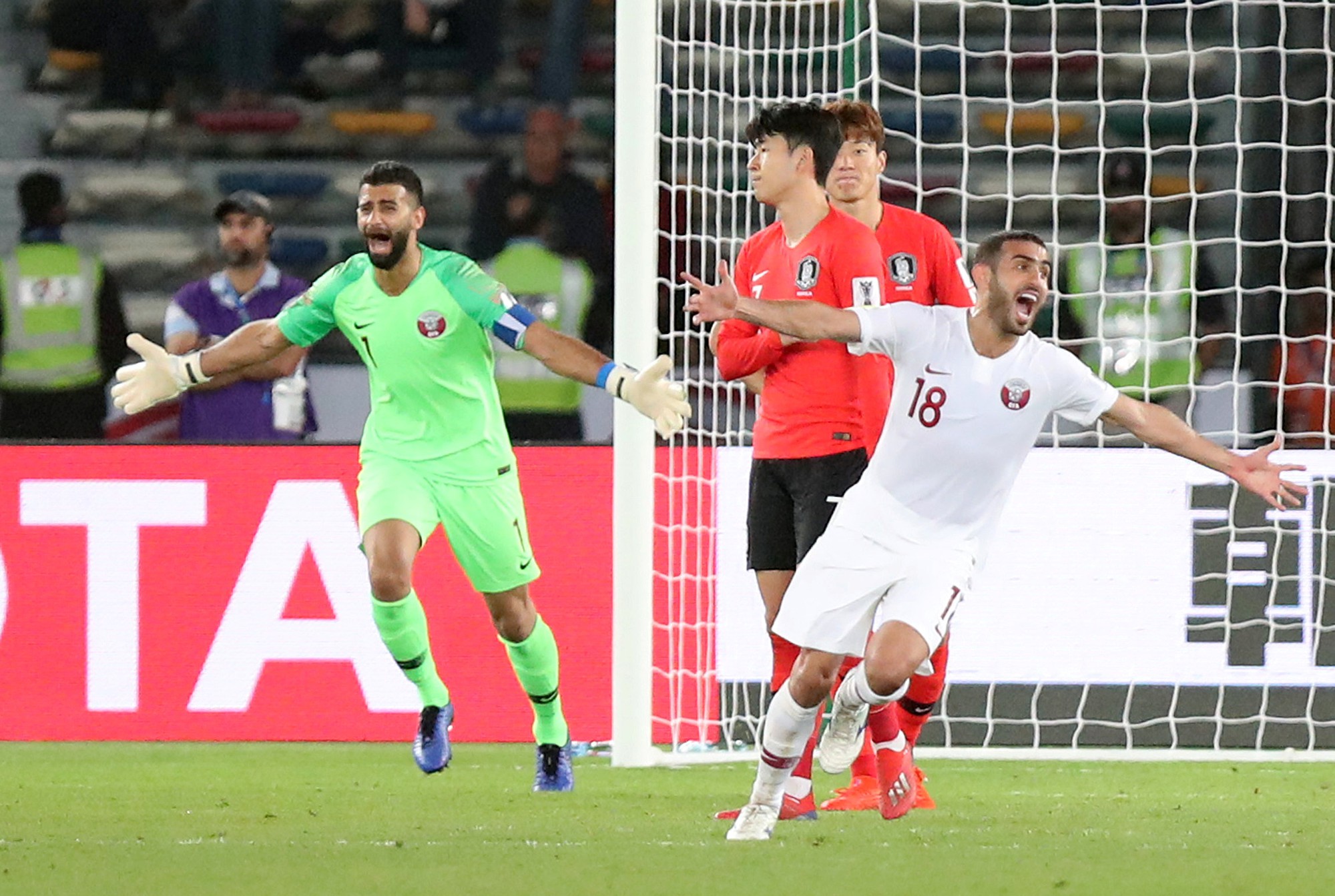 Clip: Cú sút sấm sét đưa Qatar vượt Hàn Quốc, lần đầu vào bán kết Asian Cup - Ảnh 5.