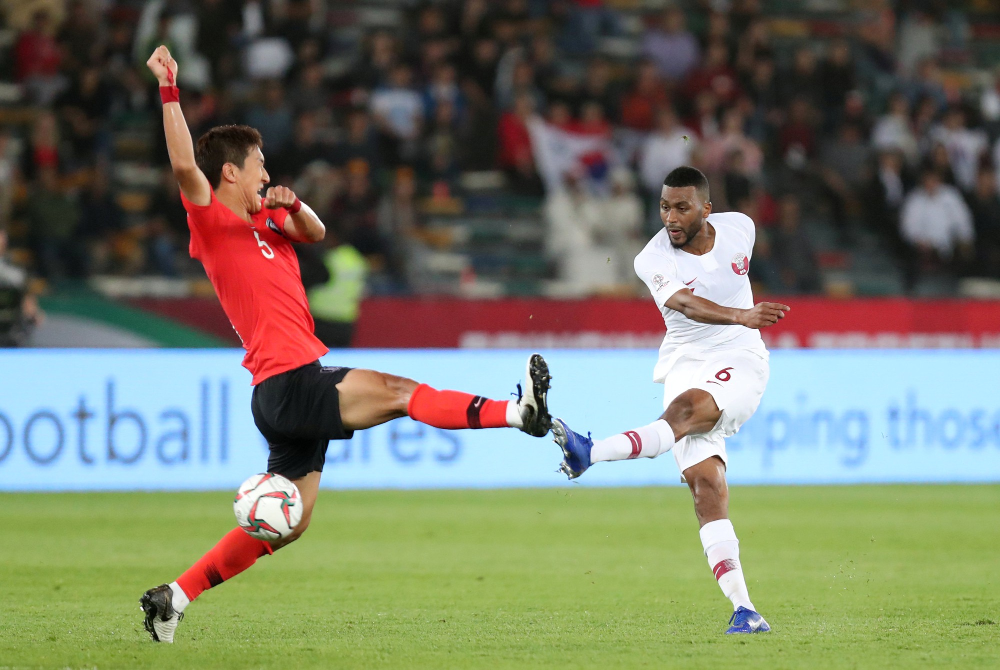 Clip: Cú sút sấm sét đưa Qatar vượt Hàn Quốc, lần đầu vào bán kết Asian Cup - Ảnh 6.