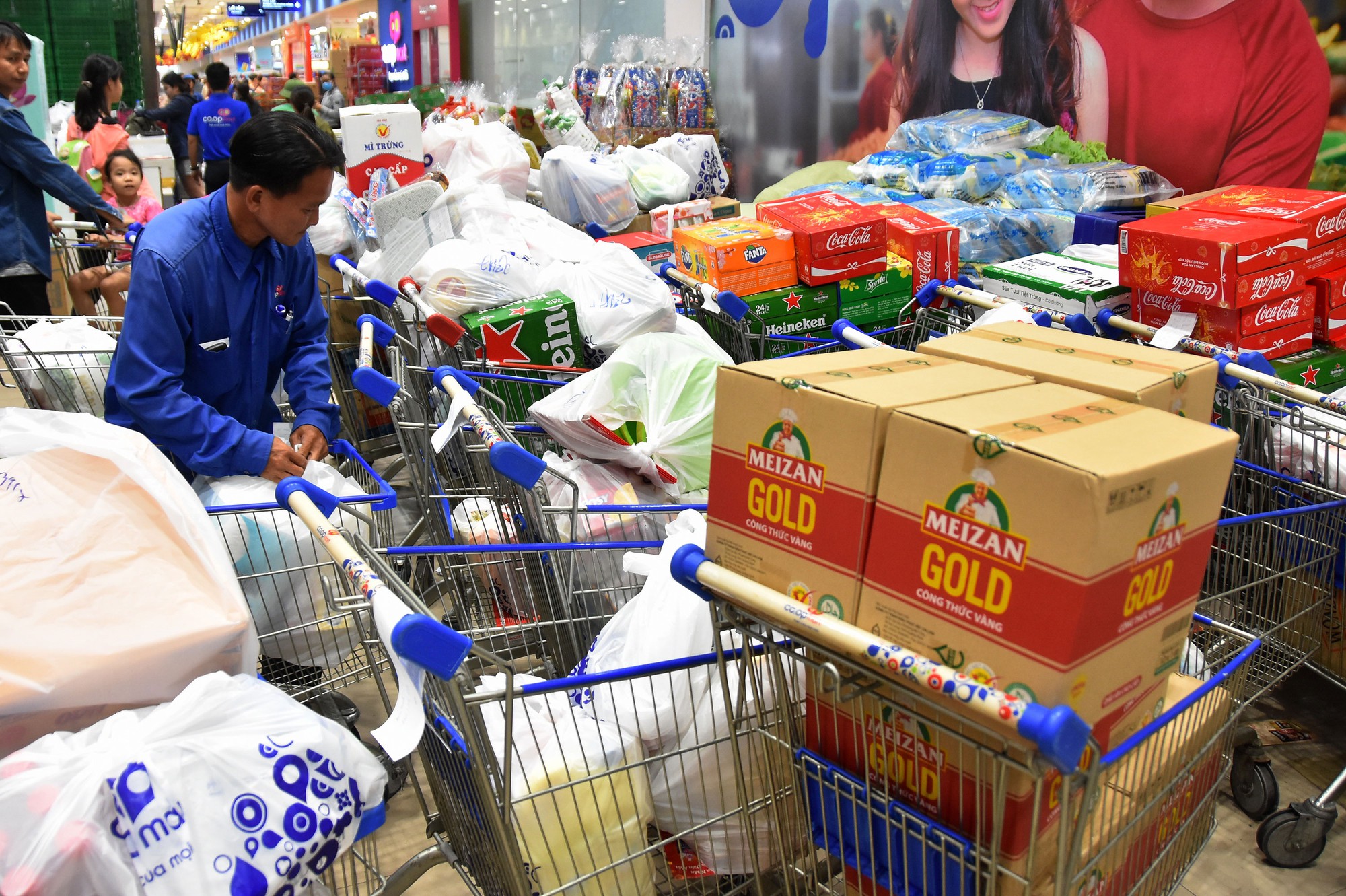 Giao hàng Tết kiếm bạc triệu mỗi ngày