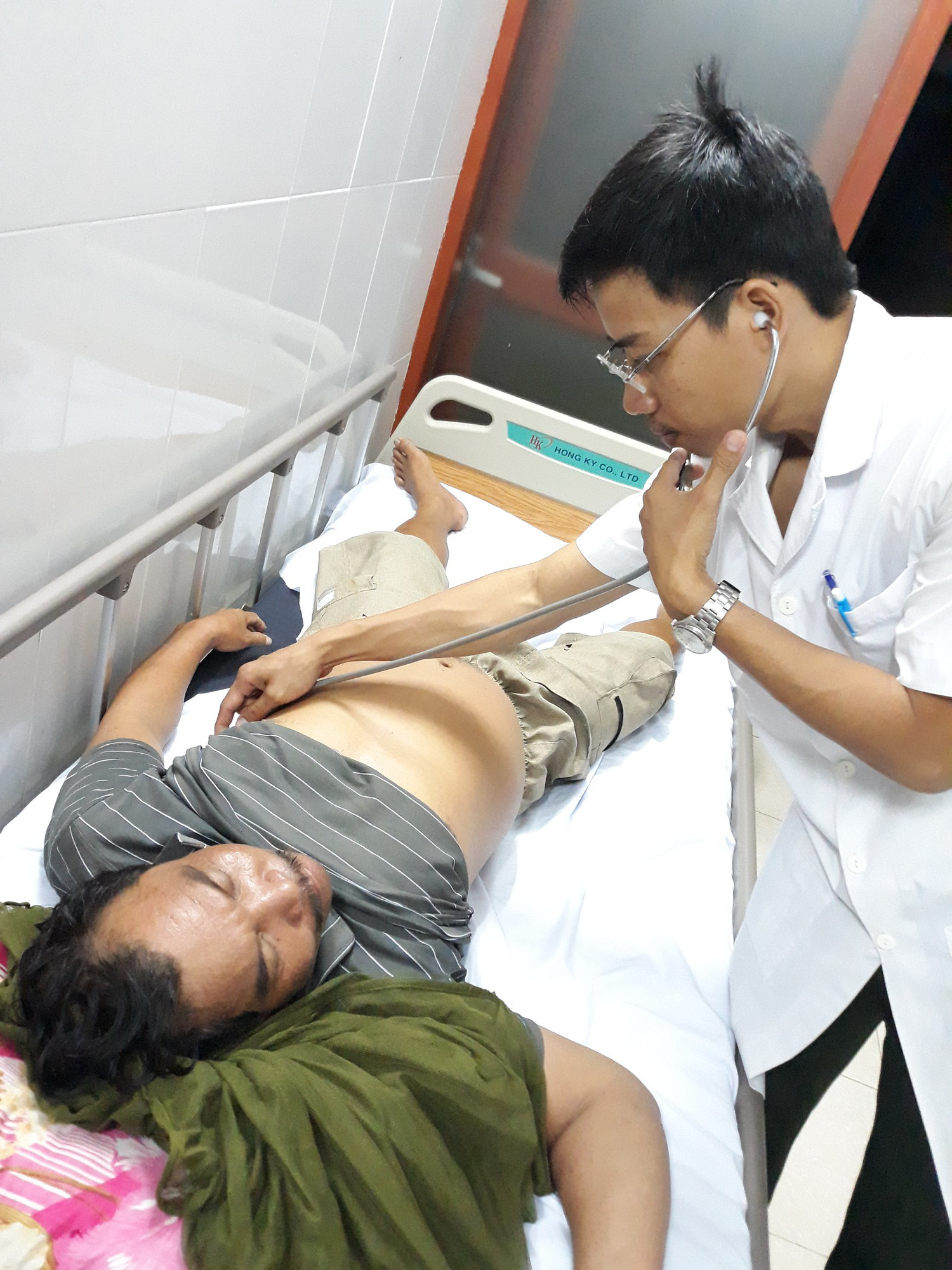 BÀI TẾT CỦA THỜI SỰ: Bác sĩ hồi hộp, vượt trùng khơi ra biển đảo Trường Sa - Ảnh 2.