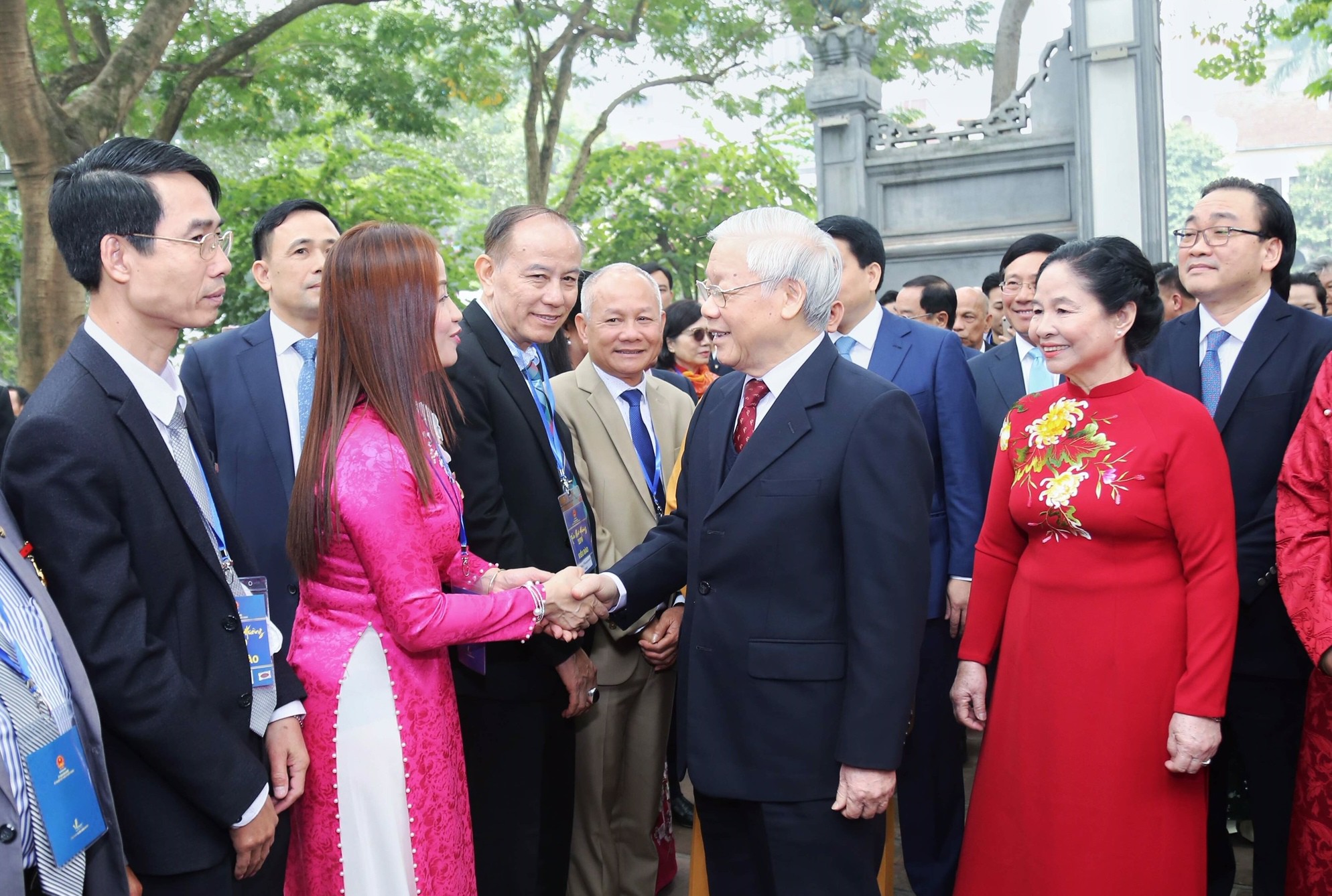 Tổng B&iacute; thư, Chủ tịch nước thả c&aacute; ch&eacute;p tiễn &ocirc;ng T&aacute;o ở Hồ Gươm - Ảnh 3.