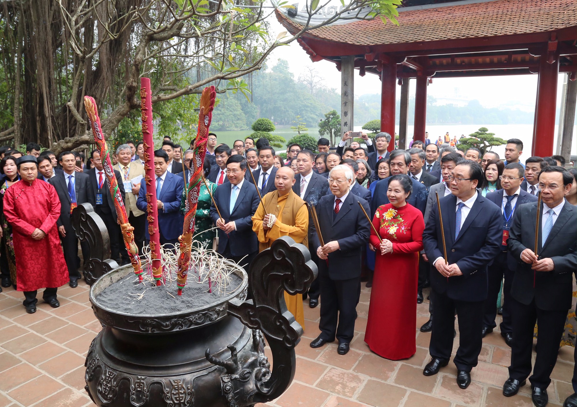 Tổng B&iacute; thư, Chủ tịch nước thả c&aacute; ch&eacute;p tiễn &ocirc;ng T&aacute;o ở Hồ Gươm - Ảnh 1.