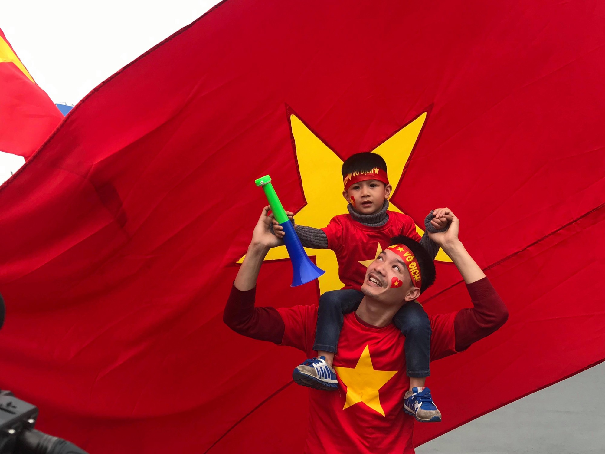 CĐV hân hoan đón đội tuyển Việt Nam về nước