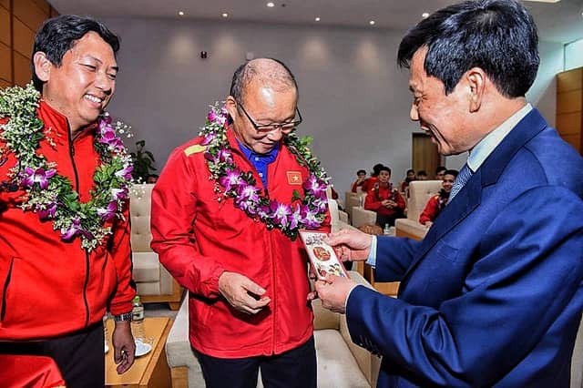 Vừa về Việt Nam, HLV Park Hang Seo đã tới sân Hàng Đẫy dự khán U22 đấu CLB Hàn Quốc