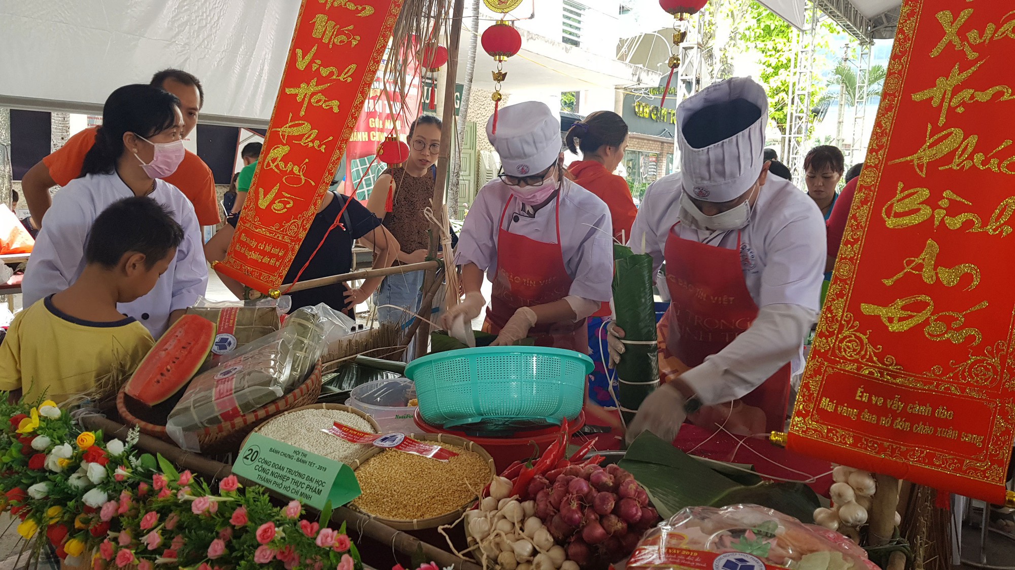Gói bánh chưng, bánh tét tặng công nhân khó khăn