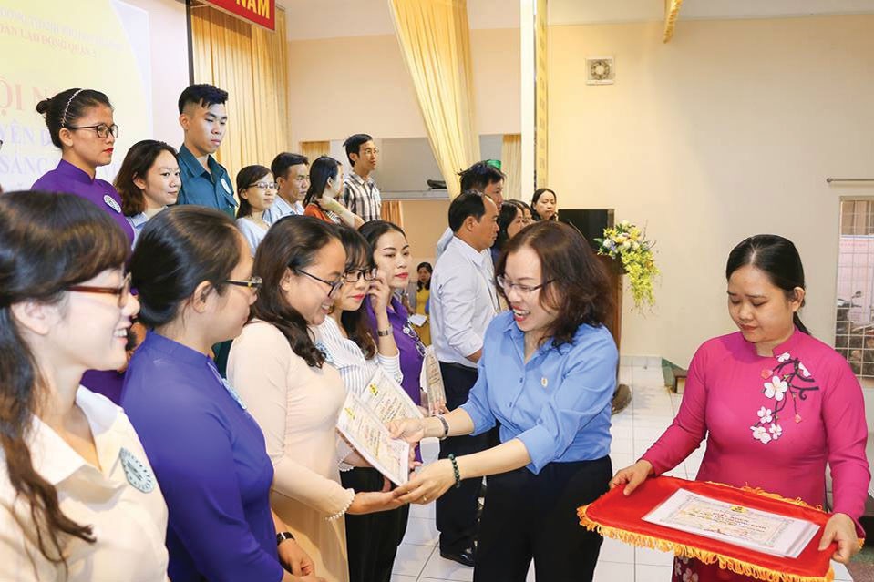 Tuyên dương gương sáng đảng viên