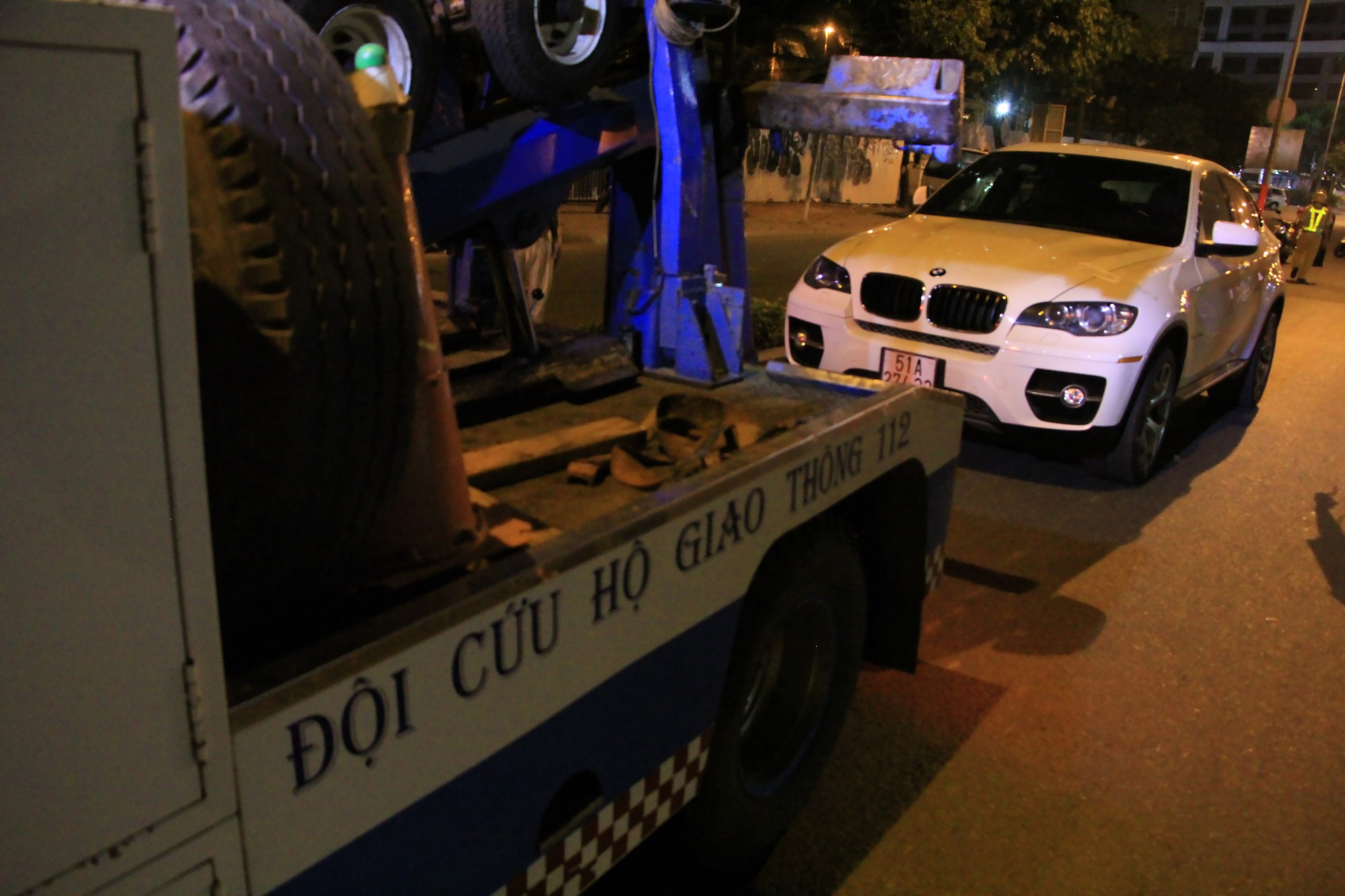 T&agrave;i xế chơi lầy, CSGT cẩu xe sang về b&atilde;i - Ảnh 7.