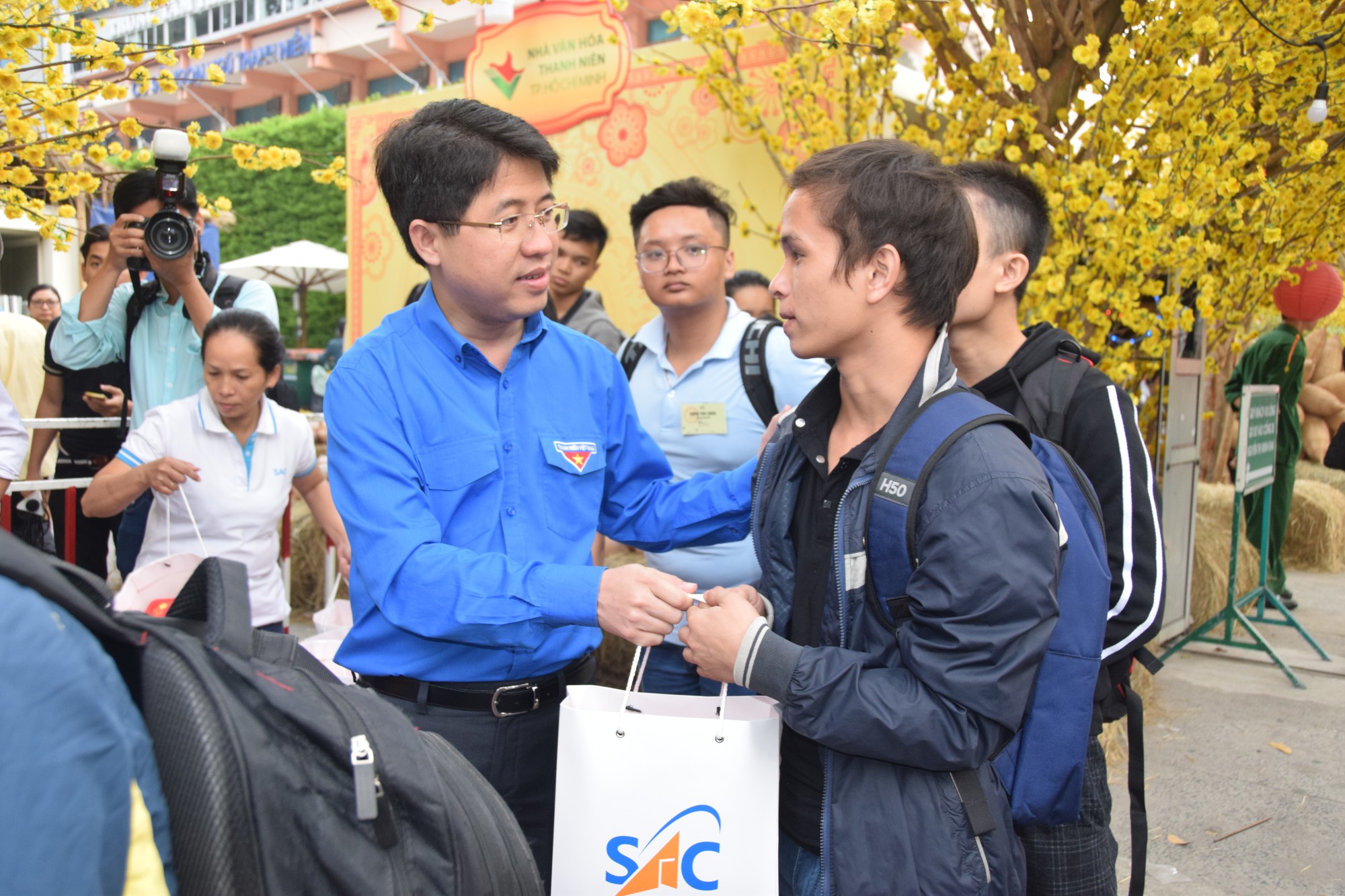 2.500 sinh viên theo chuyến xe mùa xuân về quê đón Tết - Ảnh 3.