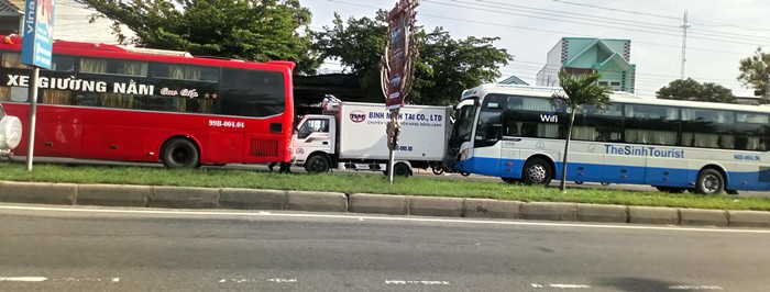 Xe khách húc đuôi xe tải, gây tai nạn cho 3 xe tại chốt đèn đỏ