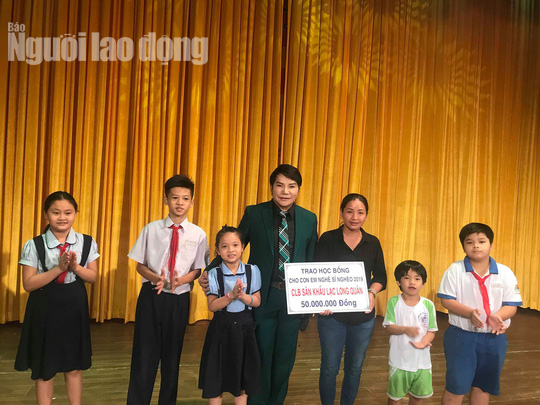 Nghệ sĩ tất bật lo cho người nghèo - Ảnh 1.