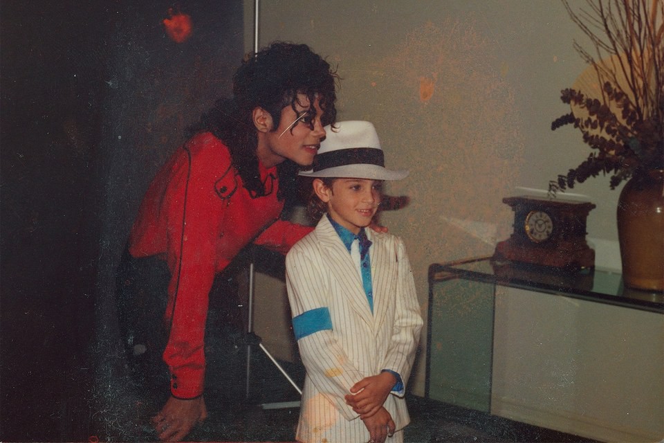Phim tài liệu cáo buộc Michael Jackson ấu dâm ra mắt gây sốc
