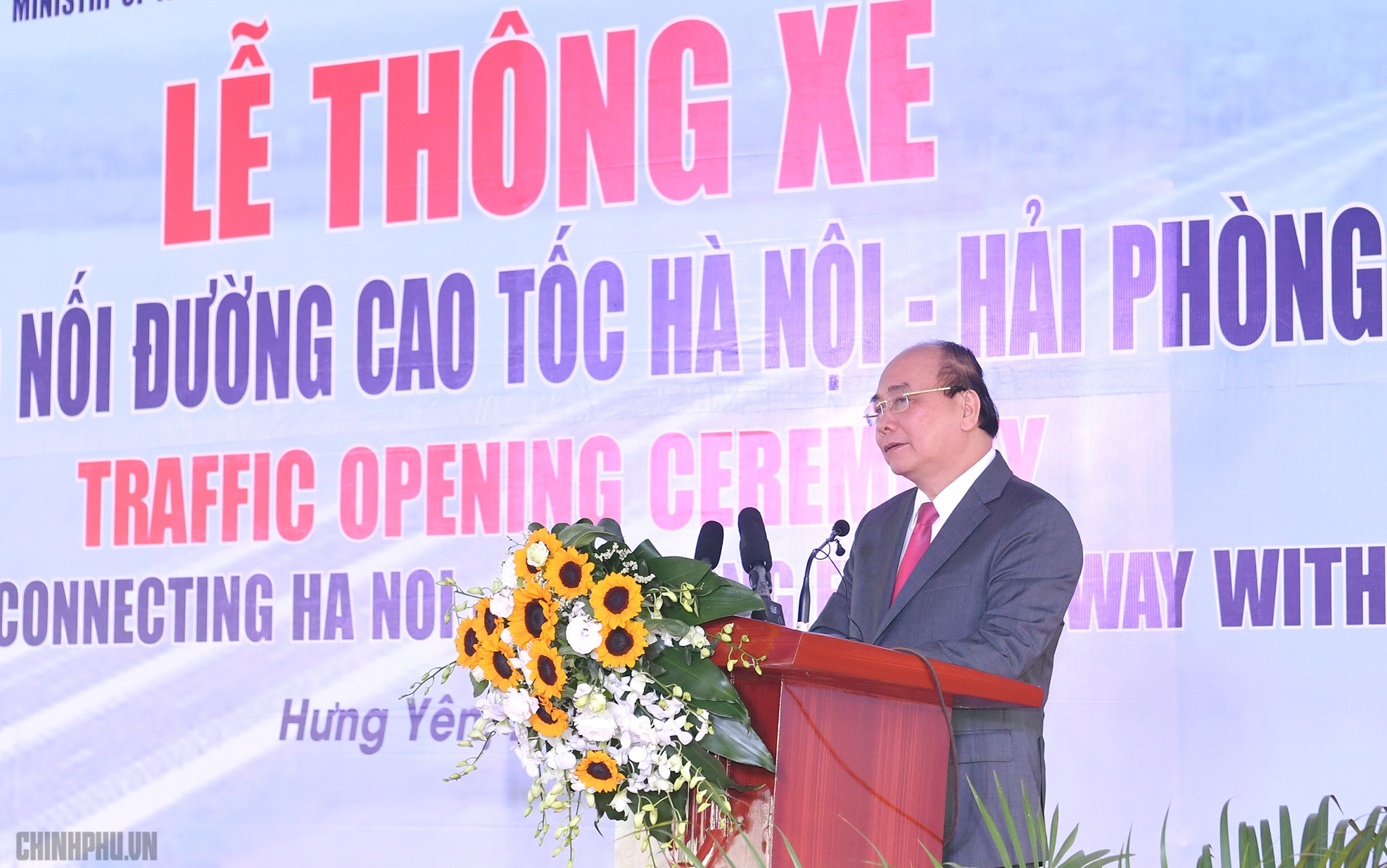 Thủ tướng Nguyễn Xu&acirc;n Ph&uacute;c ph&aacute;t lệnh th&ocirc;ng xe cầu Hưng H&agrave; - Ảnh 1.