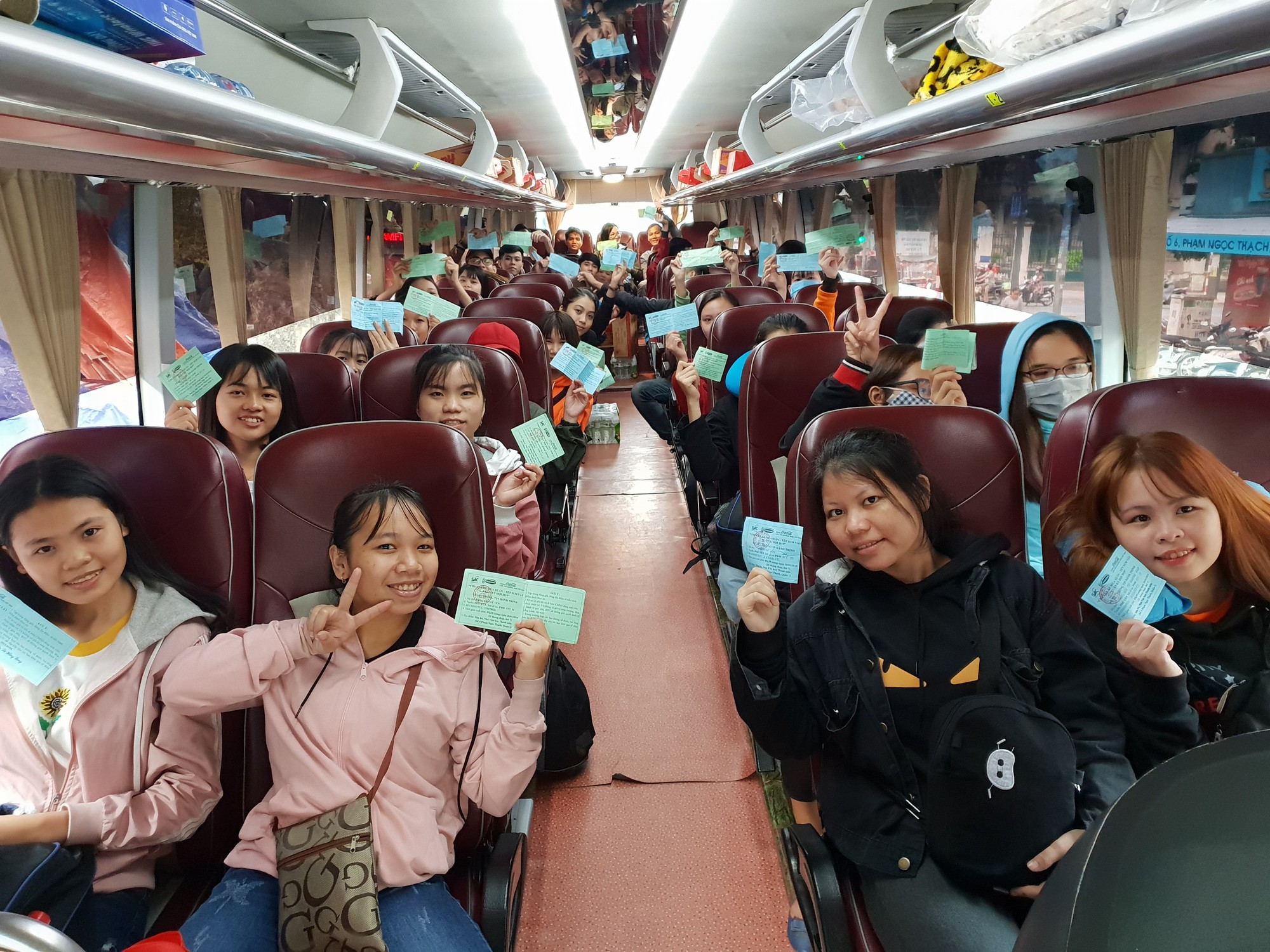 2.500 sinh viên theo chuyến xe mùa xuân về quê đón Tết - Ảnh 4.