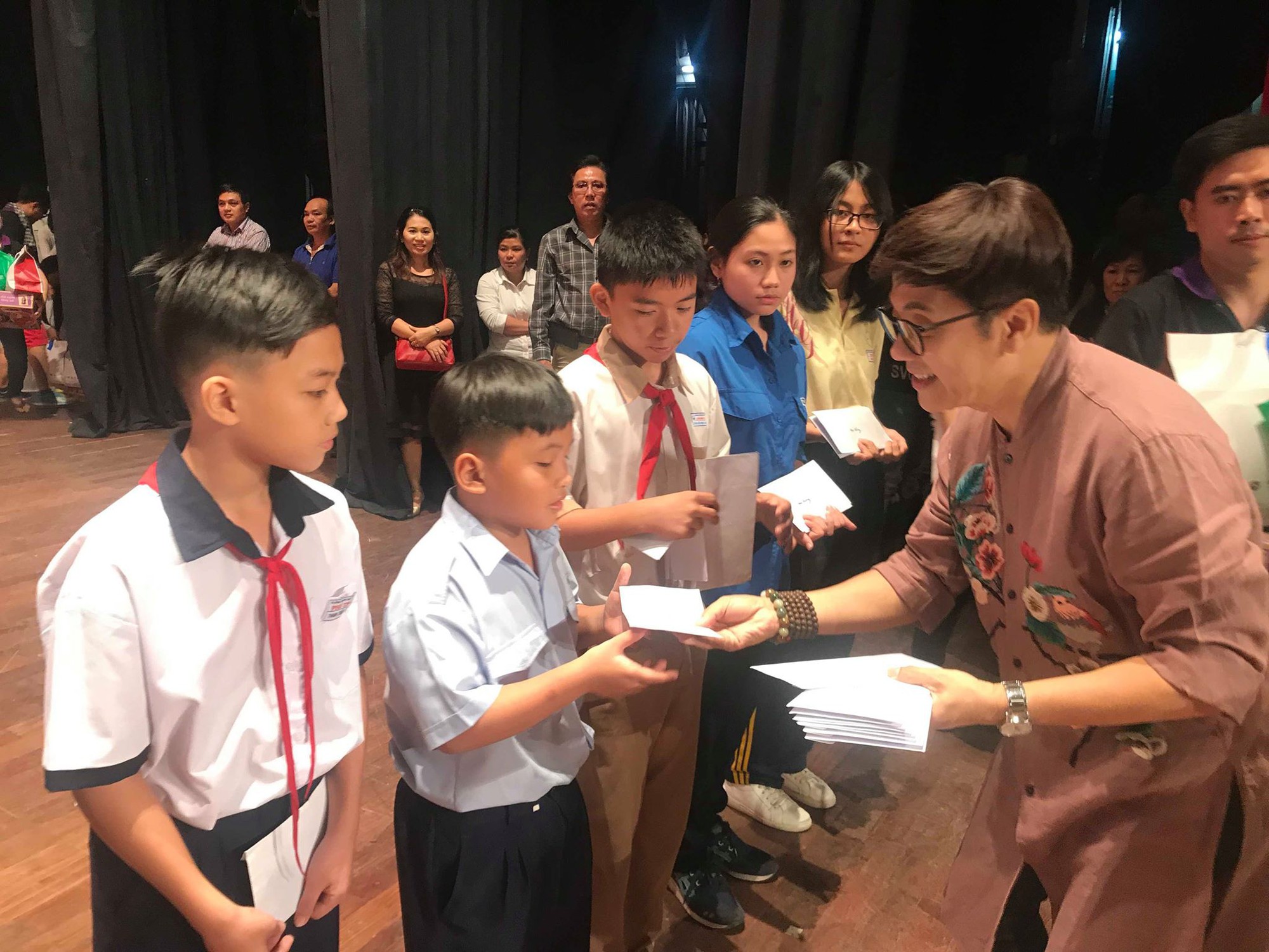 NSND Kim Cương rơi nước mắt trong Chương trình Nghệ sĩ tri âm - Ảnh 8.