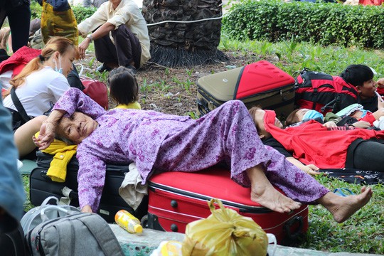 Gần 10 đoàn tàu trễ giờ do sự cố, hàng ngàn người vạ vật ở Ga Sài Gòn