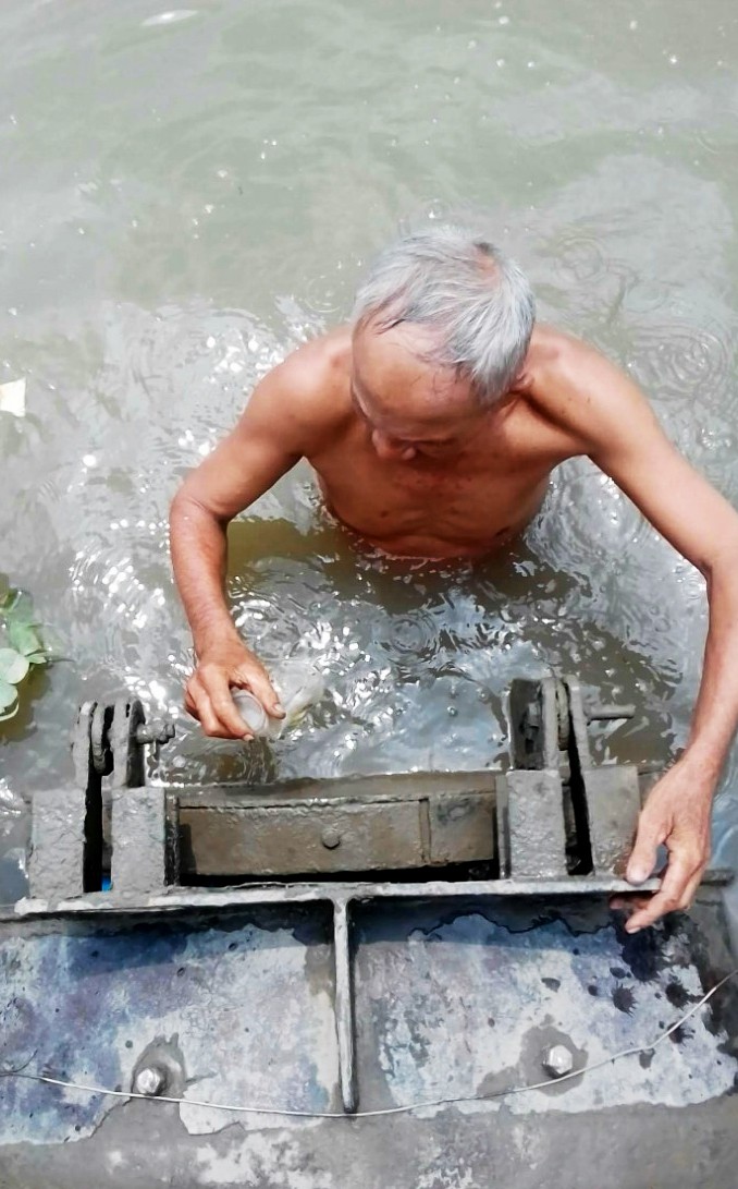 Cụ ông thầm lặng chống ngập ở Sài Gòn - Ảnh 2.