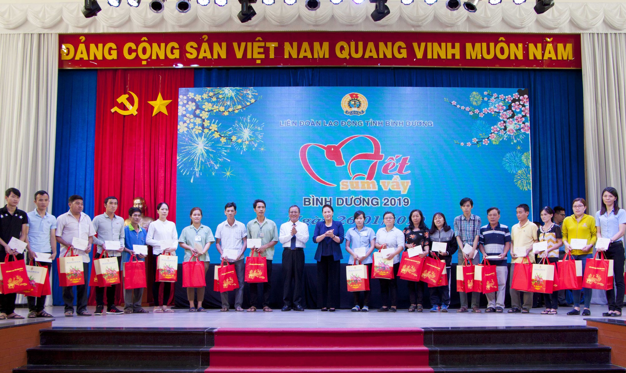 Chủ tịch Quốc hội dự Tết sum vầy với c&ocirc;ng nh&acirc;n B&igrave;nh Dương - Ảnh 1.
