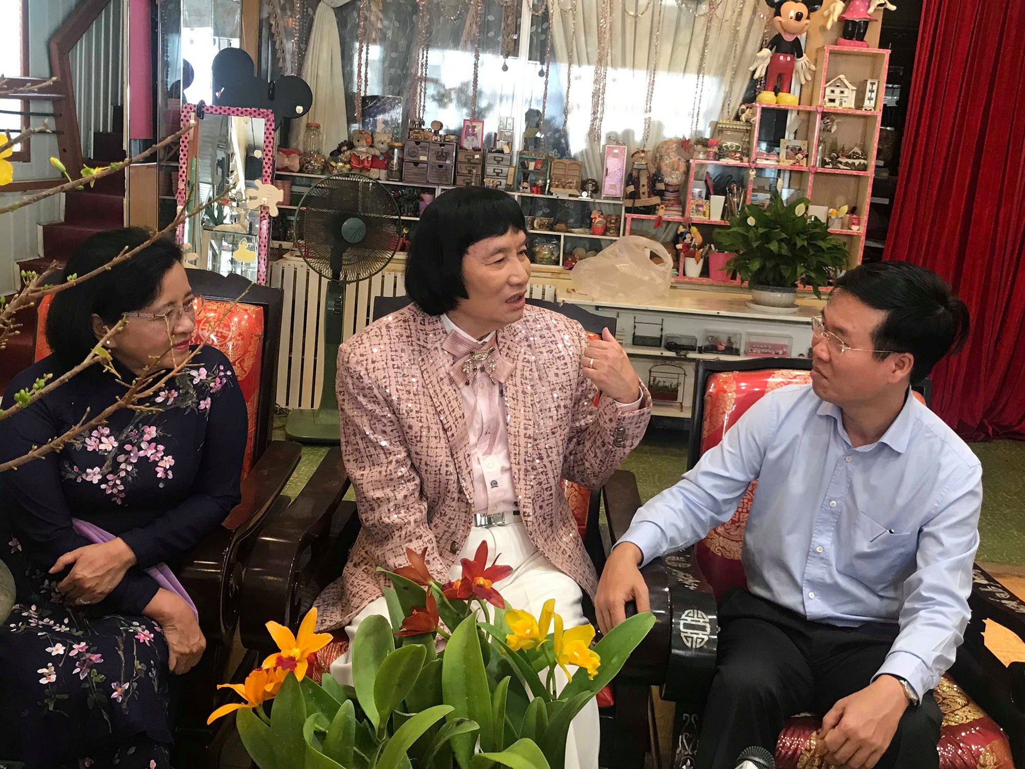Trưởng Ban Tuy&ecirc;n gi&aacute;o Trung ương V&otilde; Văn Thưởng ch&uacute;c Tết NSƯT Minh Vương - Ảnh 2.