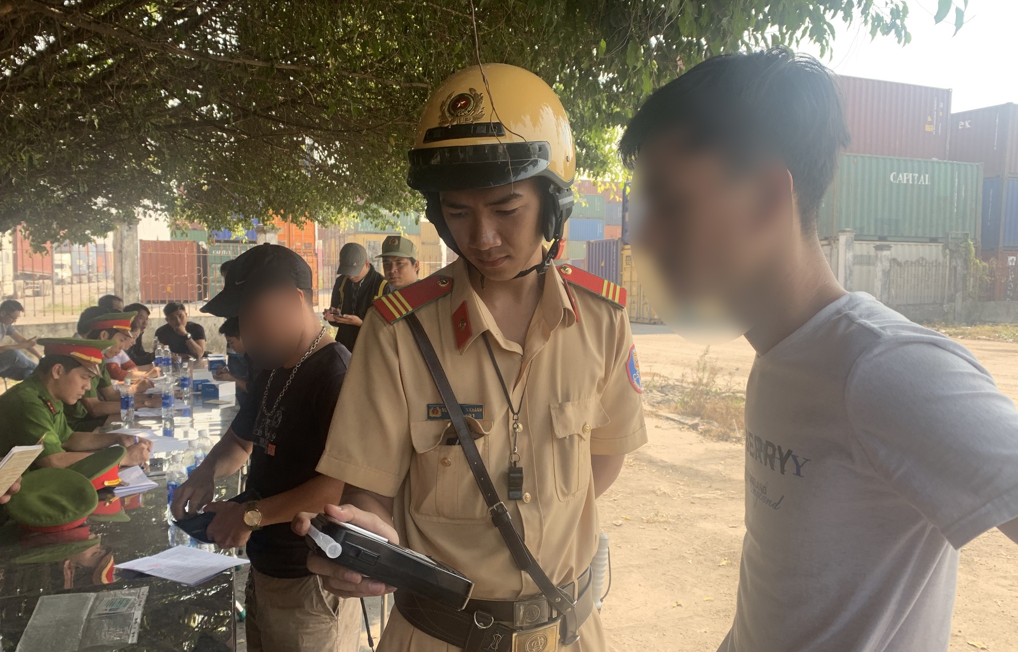 2 t&agrave;i xế dương t&iacute;nh với ma t&uacute;y chạy xe container tr&ecirc;n đường Nguyễn Văn Linh - Ảnh 3.