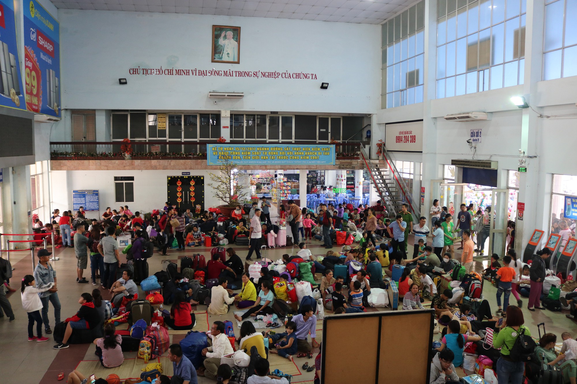 Gần 10 đo&agrave;n t&agrave;u trễ giờ do sự cố, h&agrave;ng ng&agrave;n người vạ vật ở Ga S&agrave;i G&ograve;n - Ảnh 1.